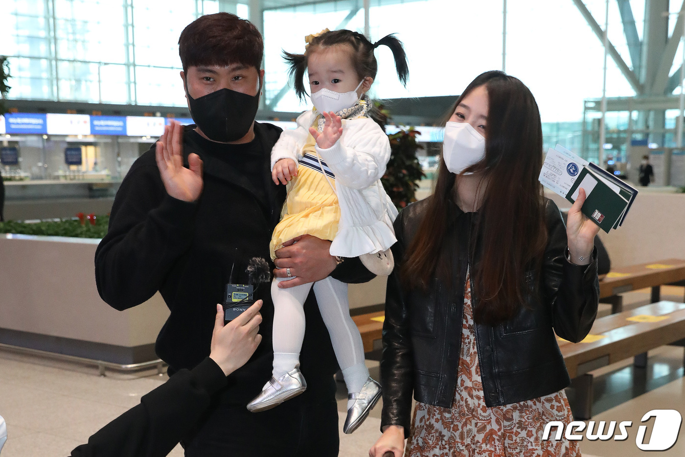 (인천공항=뉴스1) 임세영 기자 = 류현진(토론토 블루제이스)이 14일 인천국제공항 제2터미널에서 아내 배지현 전 아나운서와 딸과 함께 미국으로 출국하고 있다. 류현진은 미국프로야 …