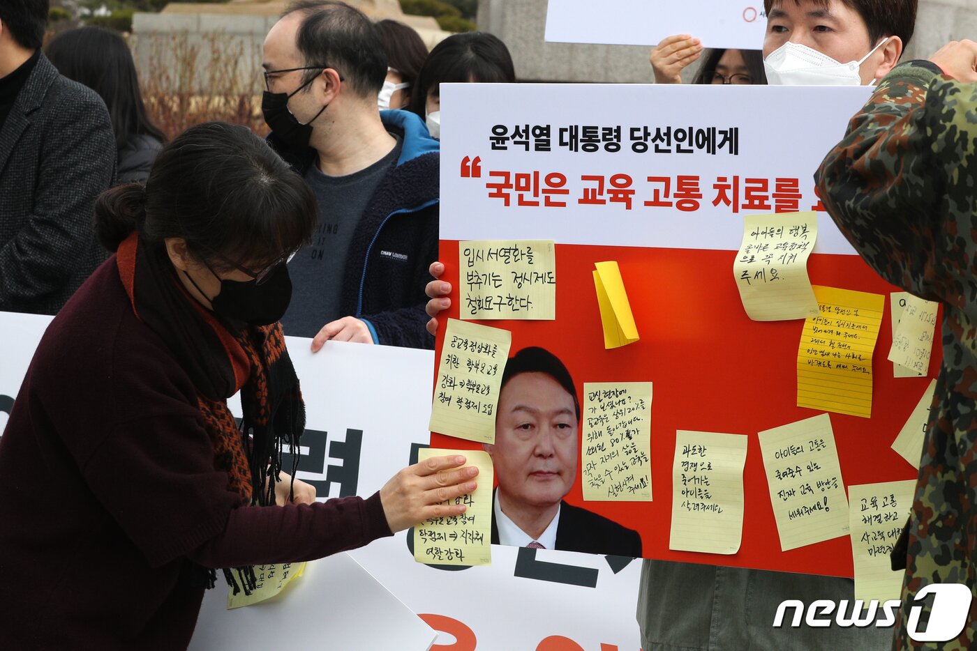 본문 이미지 - 사교육걱정없는세상 관계자들이 14일 오전 서울 청와대 분수대 앞에서 윤석열 대통령 당선인에게 경쟁교육 고통 해소를 촉구하는 기자회견을 열고 퍼포먼스를 하고 있다. 2022.3.14/뉴스1 ⓒ News1 성동훈 기자