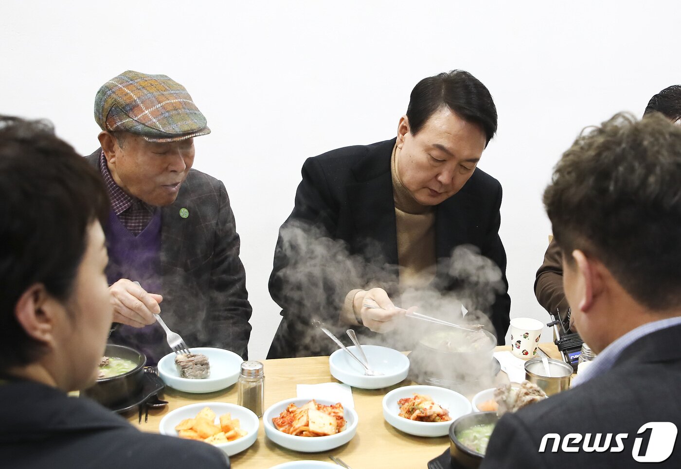 본문 이미지 - 윤석열 대통령 당선인이 14일 당선 후 첫 외부 공식일정으로 서울 남대문 시장을 찾아 상인회 회장단과 오찬을 하고 있다. 2022.3.14/뉴스1 ⓒ News1 국회사진취재단