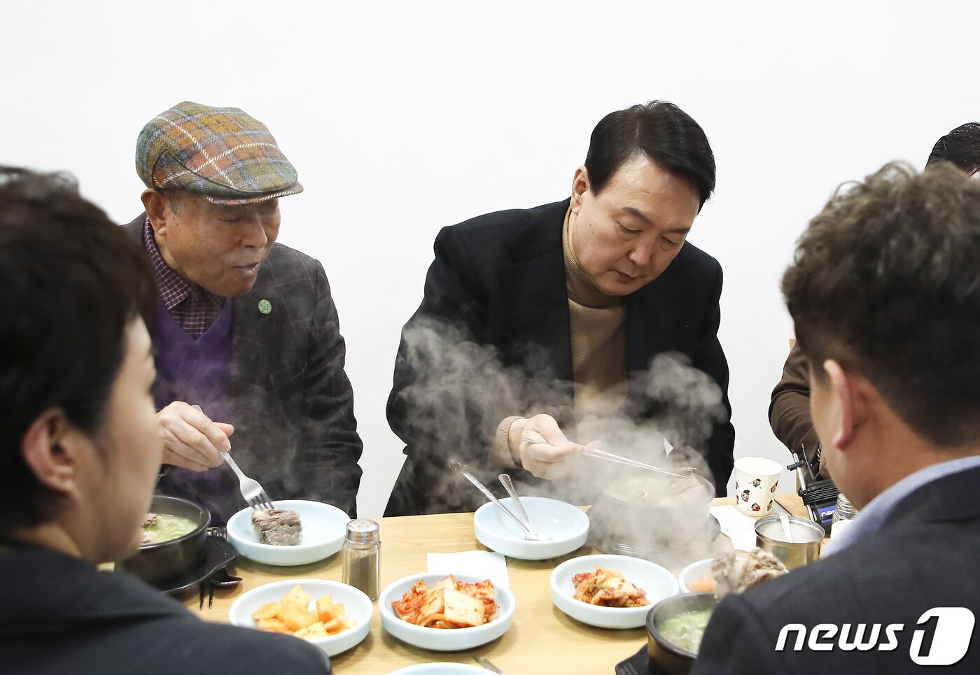 윤석열 대통령 당선인이 14일 당선 후 첫 외부 공식일정으로 서울 남대문 시장을 찾아 상인회 회장단과 오찬을 하고 있다. 2022.3.14/뉴스1 ⓒ News1 국회사진취재단