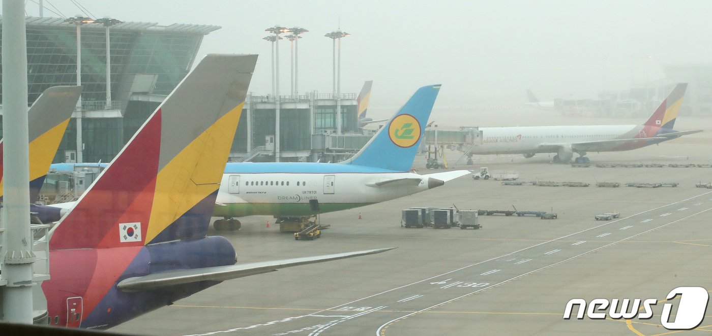 본문 이미지 -  인천국제공항 계류장에 항공기 모습. 2022.3.14/뉴스1 ⓒ News1 임세영 기자