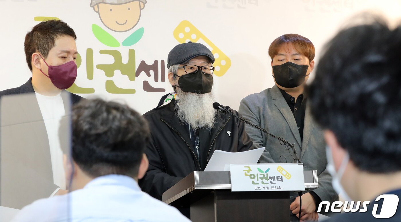 본문 이미지 - 공군 성추행 피해자 故이예람 공군 중사의 유가족인 이주완씨가 15일 서울시 마포구 군인권센터에서 '전익수 공군 법무실장 공수처에 직원남용 고발 기자회견'을 갖고 있다. 2022.3.15/뉴스1 ⓒ News1 장수영 기자