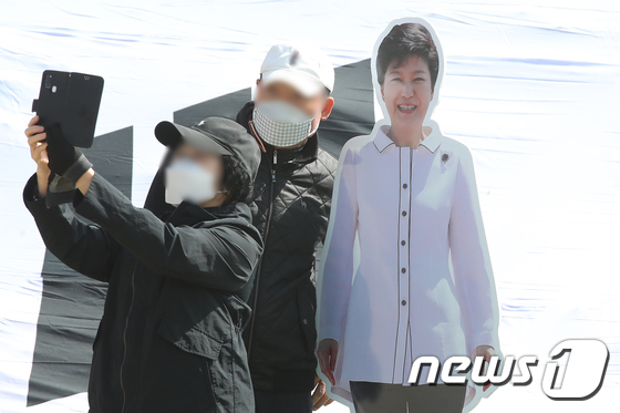 15일 오전 대구 달성군 유가읍 박근혜 전 대통령 사저를 찾은 관람객이 주변 포토존에서 사진을 찍고 있다. 2022.3.15/뉴스1 © News1 공정식 기자