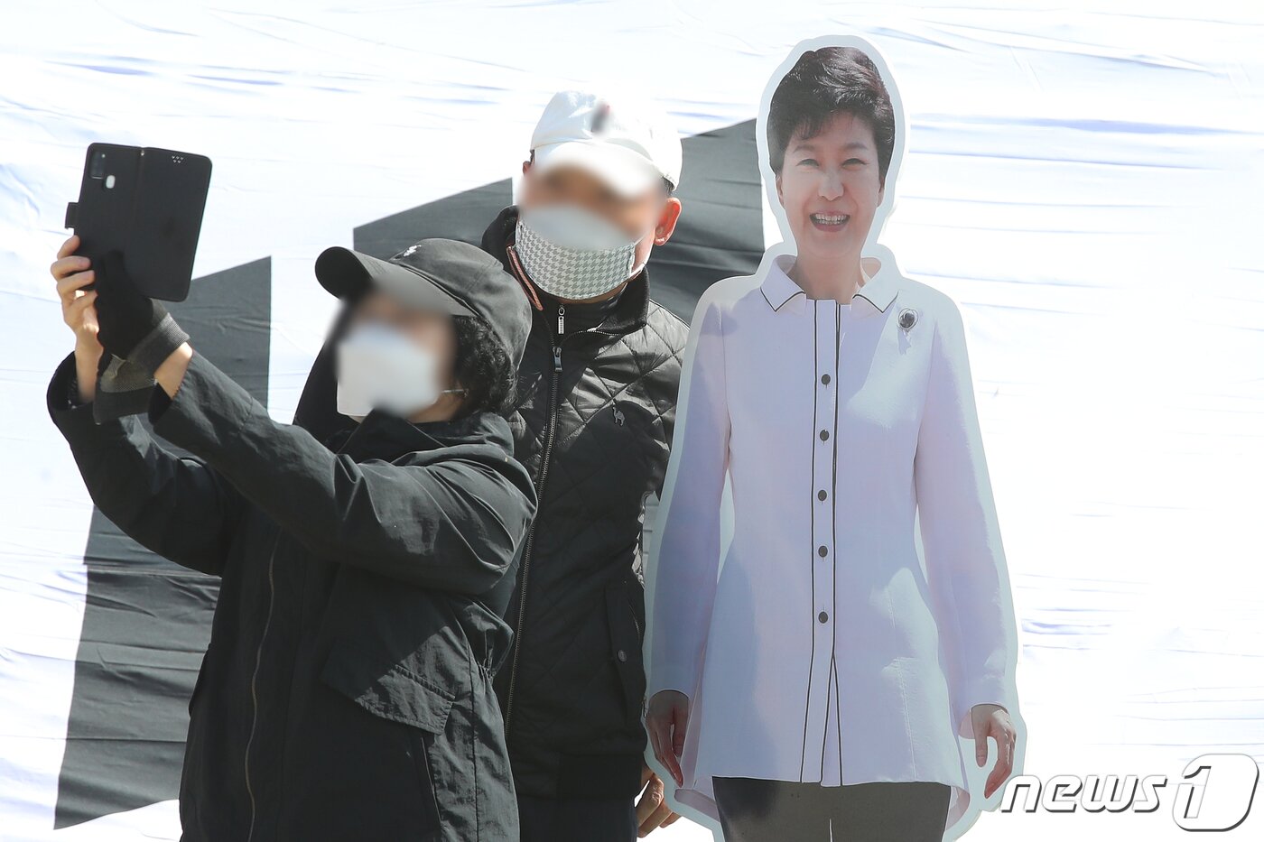 본문 이미지 - 15일 오전 대구 달성군 유가읍 박근혜 전 대통령 사저를 찾은 관람객이 주변 포토존에서 사진을 찍고 있다. 2022.3.15/뉴스1 ⓒ News1 공정식 기자