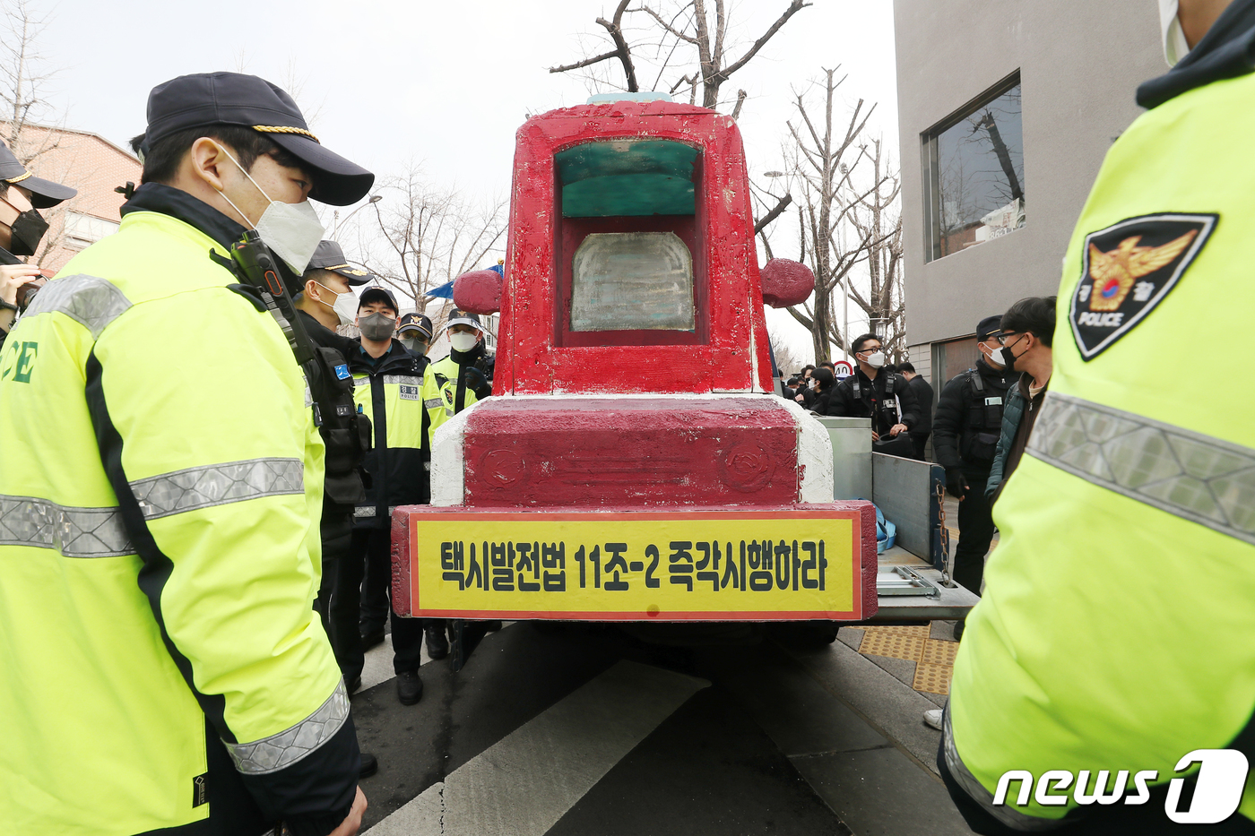 (서울=뉴스1) 민경석 기자 = 15일 오전 서울 종로구 청와대 분수대 앞에서 예정된 4.2 택시 희망버스 기획단의 기자회견이 경찰의 택시 모형 반입 불허로 제지되고 있다.이날 참 …