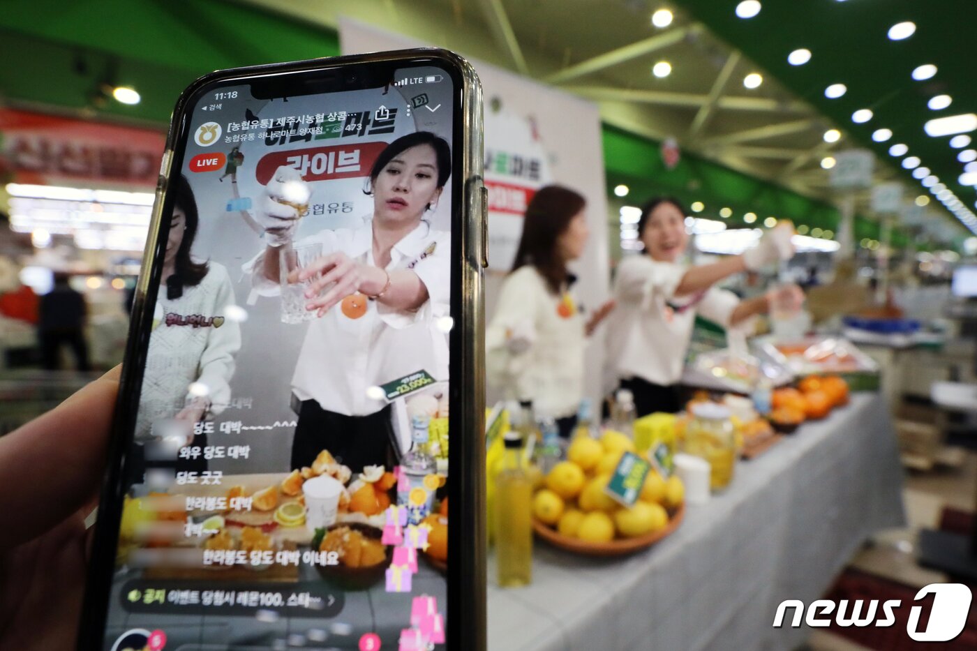 본문 이미지 - 하나로마트 양재점에서 쇼 호스트들이 '그립(Grip)' 라이브커머스를 통해 제주산 만감류와 레몬 등을 판매하고 있다. 2022.3.15/뉴스1 ⓒ News1 황기선 기자