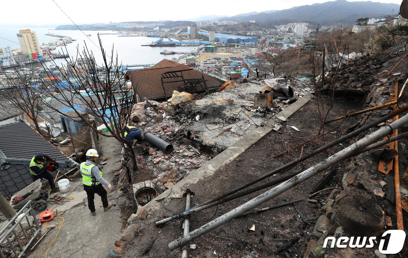 15일 강원 동해시 묵호진동 산불피해 현장에서 피해복구 작업이 한창이다. 2022.3.15/뉴스1 ⓒ News1 구윤성 기자