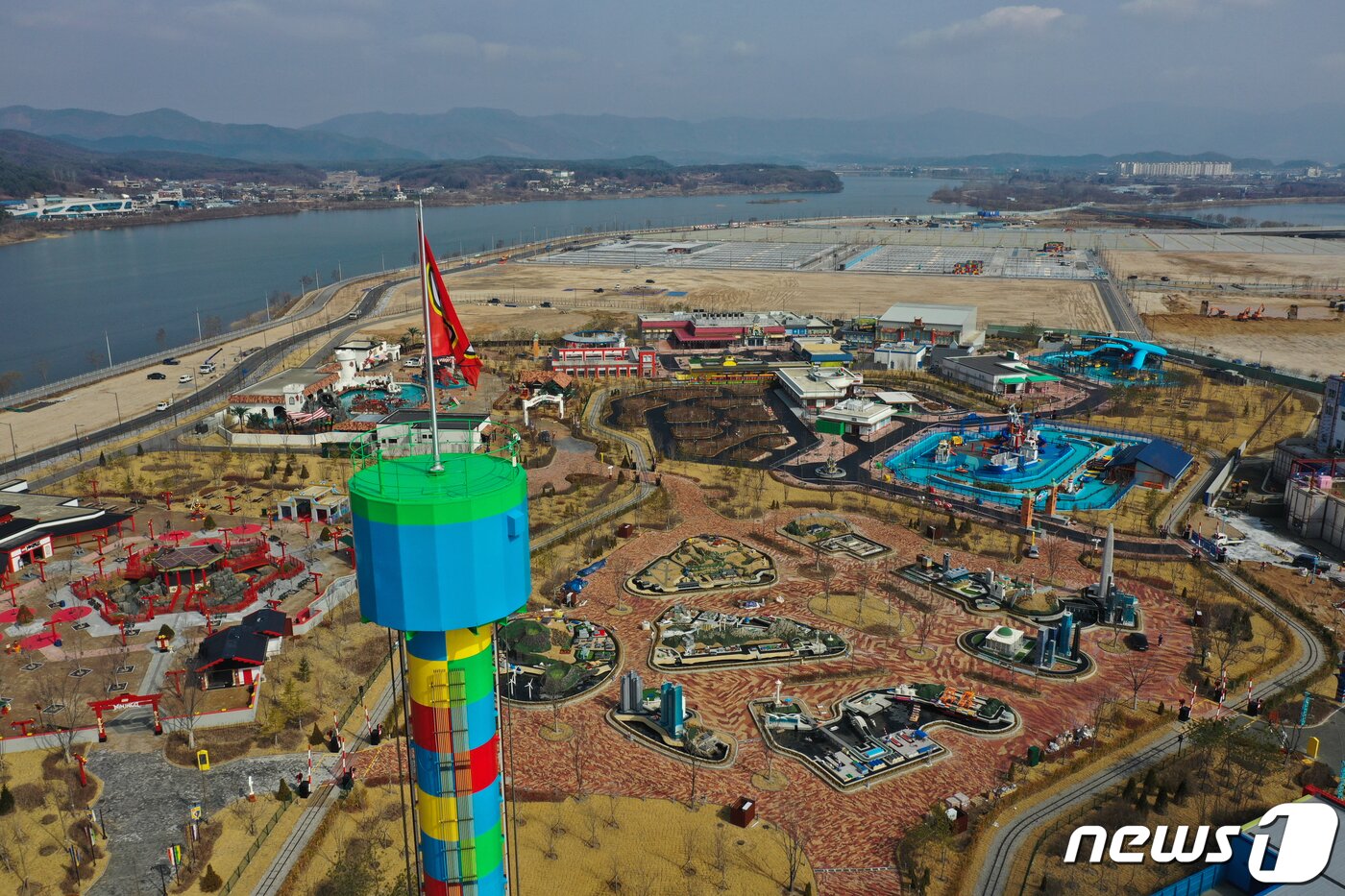 본문 이미지 - 아시아 최대 규모를 자랑하는 레고랜드가 오는 5월 5일 어린이날 베일을 벗는다. 세계 10번째 조성 사업으로 어린이뿐 아니라 가족 단위 방문객에게 높은 관심을 얻을 것으로 기대된다. 강원도는 연간 방문객이 200만 명에 이를 것으로 내다보고 있다. 특히 세계에서 유일하게 섬에 조성되는 만큼 주변 자연환경과 조화도 차별점으로 꼽힌다. 사진은 15일 개장을 앞둔 강원 춘천시 레고랜드의 모습. 2022.3.15/뉴스1 ⓒ News1 신웅수 기자
