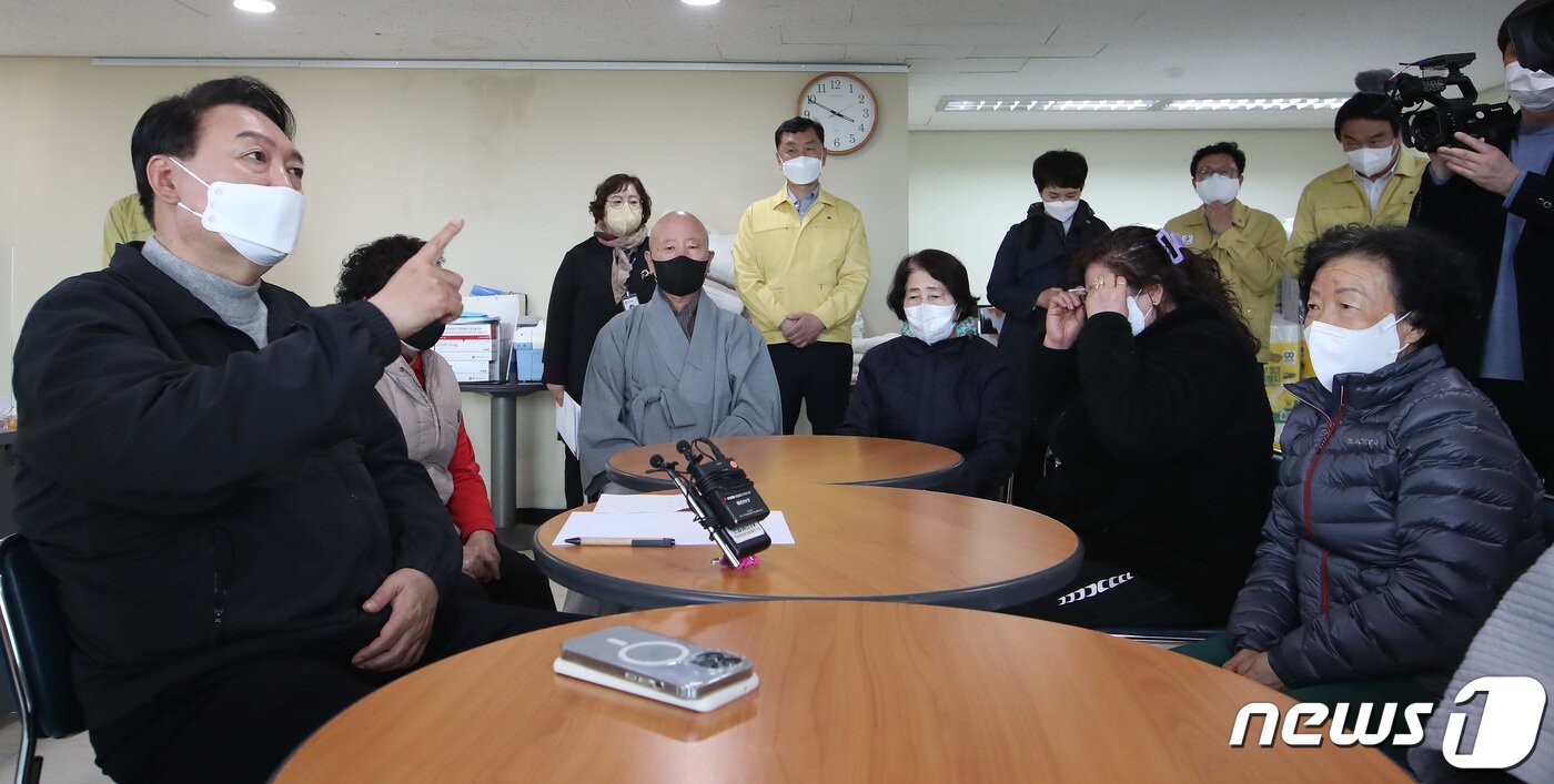 본문 이미지 - 윤석열 대통령 당선인이 15일 강원 동해시 국가철도공단 망상수련원에 마련된 산불 피해 이재민 임시거주지를 방문, 산불 피해 주민들과 간담회를 하고 있다. 2022.3.15/뉴스1 ⓒ News1 국회사진취재단