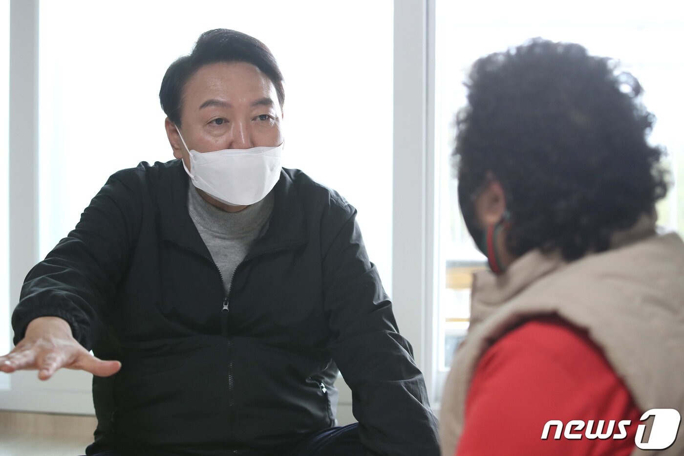 본문 이미지 - 윤석열 대통령 당선인이 15일 강원 동해시 국가철도공단 망상수련원에 마련된 산불 피해 이재민 임시거주지를 방문해 한 산불 피해 주민과 대화하고 있다. 2022.3.15/뉴스1 ⓒ News1 국회사진취재단