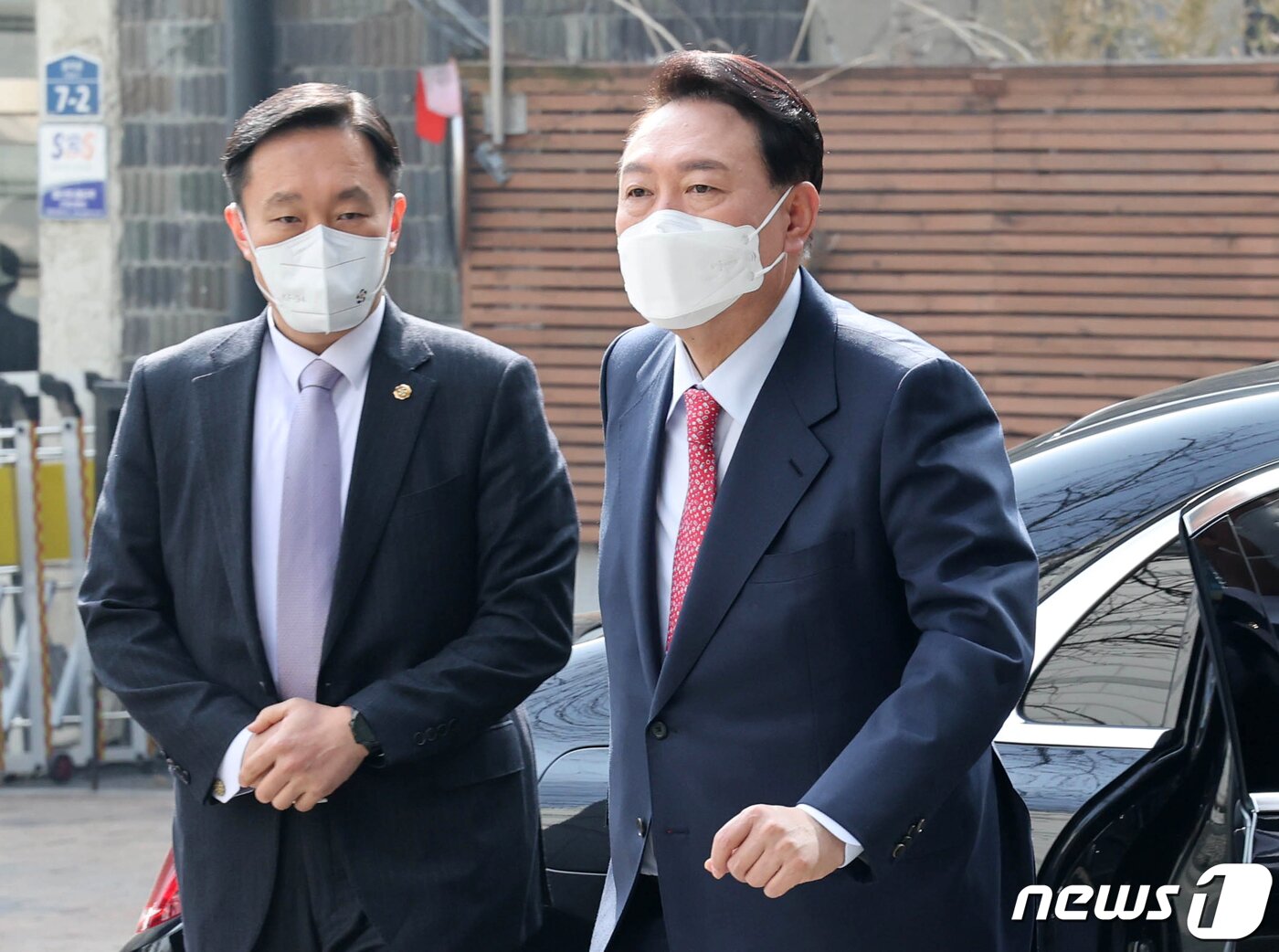 본문 이미지 - 윤석열 대통령 당선인이 16일 오전 서울 종로구 통의동 금융감독원 연수원에 마련된 당선인 집무실로 출근하고 있다. 윤 당선인은 이날 문재인 대통령과의 오찬 회동이 예정됐지만 연기됐다. 2022.3.16/뉴스1 ⓒ News1 국회사진취재단