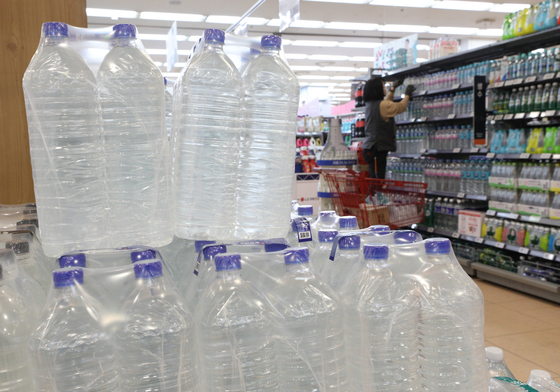 대형마트 생수도 '무라벨'로…상표띠 없는 낱병 판매 확대