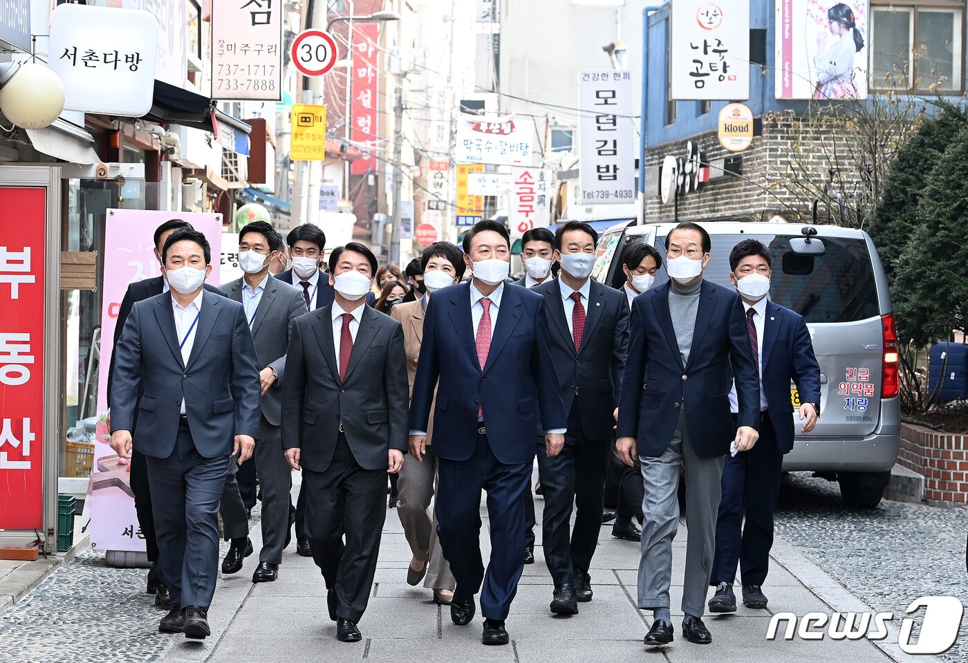 본문 이미지 - 윤석열 대통령 당선인이 16일 오후 서울 종로구 통의동에서 점심식사를 마친 뒤 안철수 인수위원장, 권영세 부위원장, 원희룡 기획위원장 등과 함께 산책을 하고 있다. 2022.3.16/뉴스1 ⓒ News1 국회사진취재단