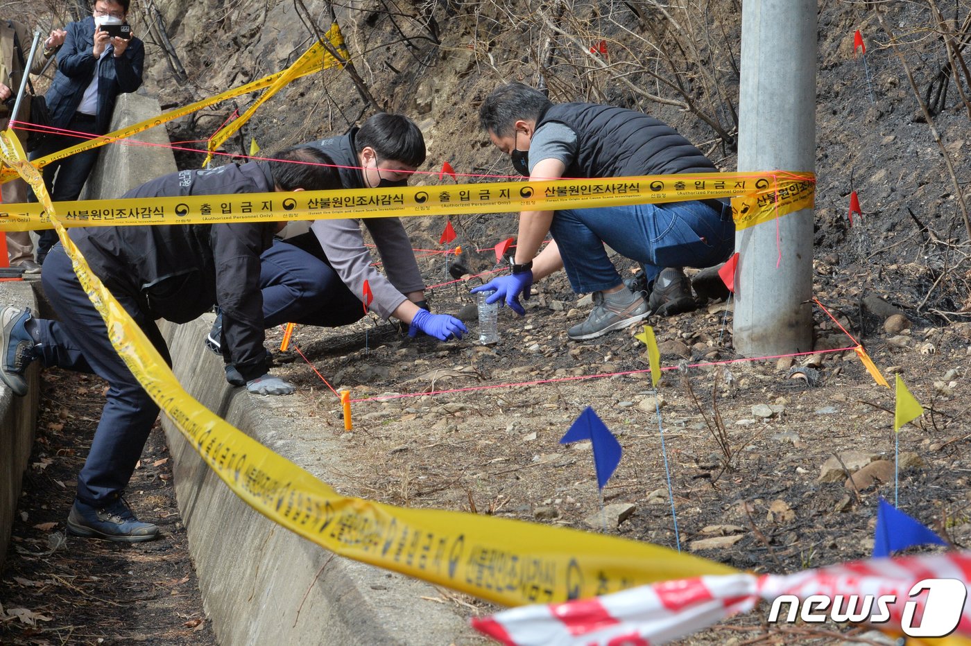 16일 오전 경북 울진군과 산림청, 한국산불방지기술협회 ,경북경찰청 과학수사대가 울진삼척 산불 최초 발화지점인 울진군 북면 두천리 인근 도로에서 합동 감식을 하고 있다. 울진군은 지난 4일 산불 발생 후 두 차례 현장 감식을 실시한 바 있다. 2022.3.16/뉴스1 ⓒ News1 최창호 기자