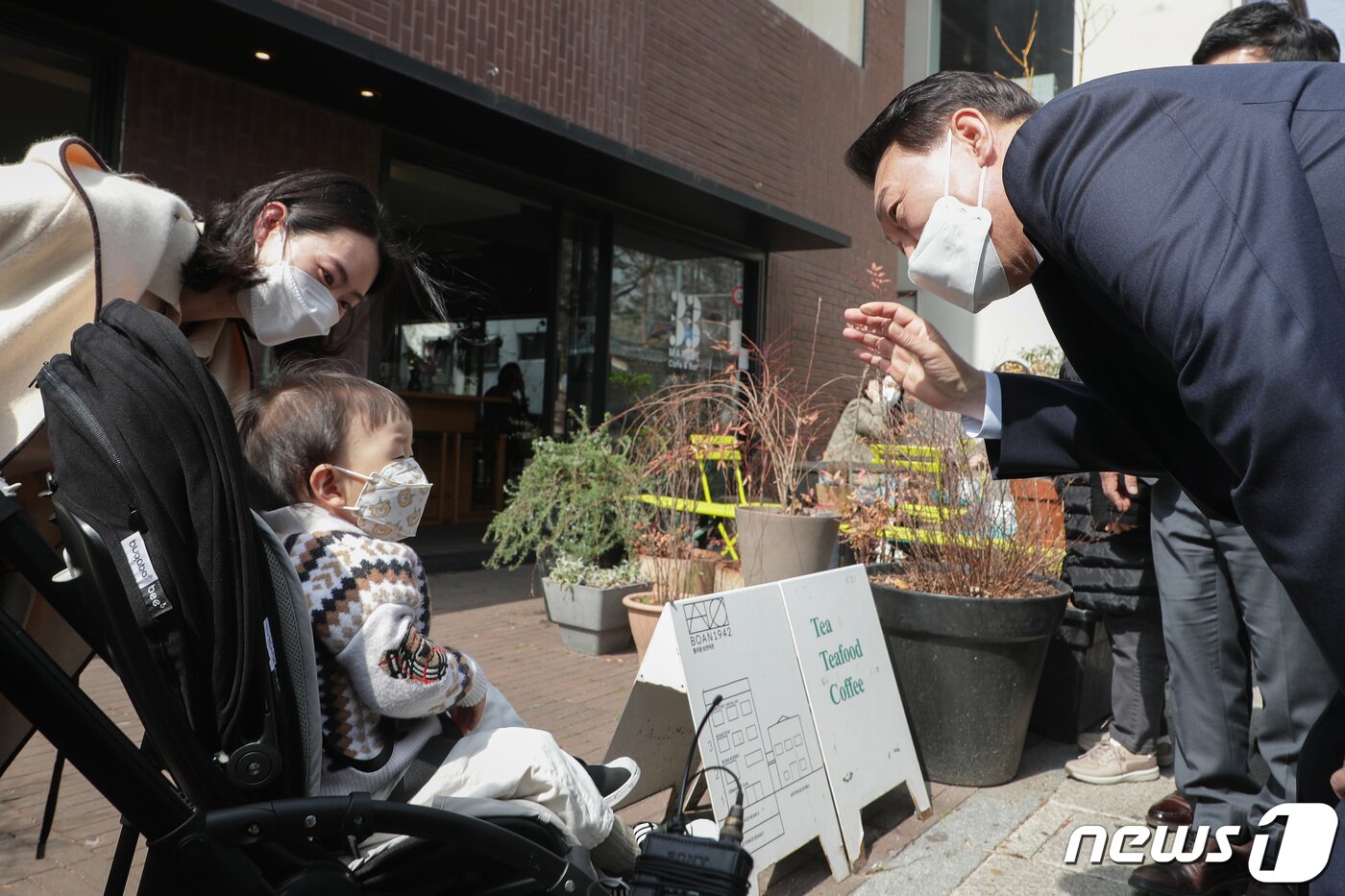 윤석열 대통령 당선인이 16일 오후 서울 종로구 통의동에서 점심식사를 마친 뒤 안철수 인수위원장과 권영세 부위원장 등 지도부와 함께 산책하며 시민들과 인사나누고 있다. 2022.3.16/뉴스1 ⓒ News1 국회사진취재단