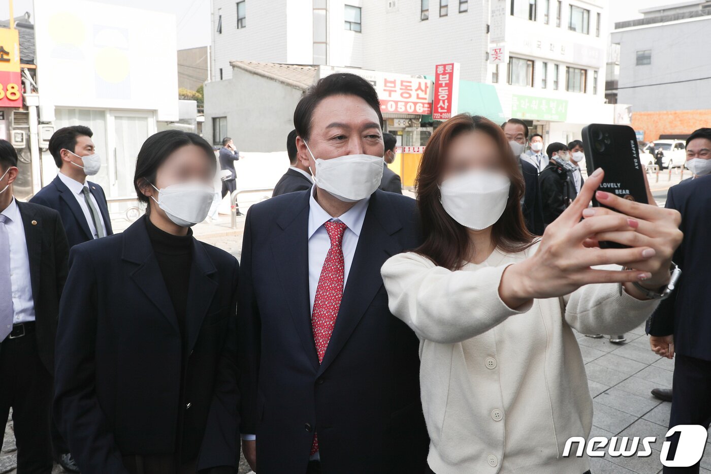 본문 이미지 - 윤석열 대통령 당선인이 지난 16일 오후 서울 종로구 통의동에서 점심식사를 마친 뒤 인수위 지도부와 산책하며 만난 시민들과 함께 사진을 찍고 있다. 2022.3.16/뉴스1 ⓒ News1 국회사진취재단