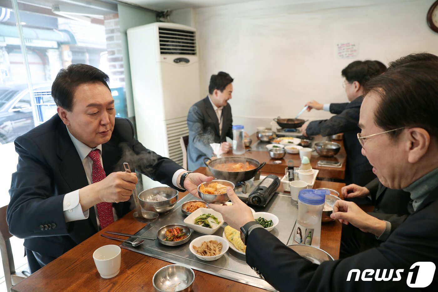 본문 이미지 - 윤석열 전 대통령이 지난 2022년 대통령 당선인 시절 서울 종로구 통의동 집무실 인근 음식점에서 인수위 지도부와 함께 점심식사로 김치찌개를 먹고 있다. &#40;윤석열 당선인측 제공&#41; 2022.3.16/뉴스1 ⓒ News1 구윤성 기자