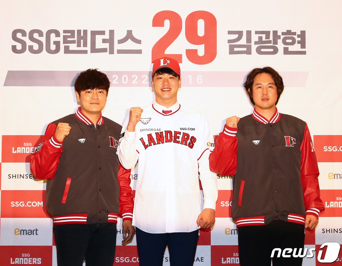 본문 이미지 - 3년만에 친정팀 돌아온 김광현&#40;가운데&#41;이 16일 오후 인천 연수구 오라카이 송도파크 호텔에서 열린 SSG랜더스 입단식에서 추신수, 최정 선수와 함께 포즈를 취하고 있다. &#40;SSG랜더스 제공&#41;2022.3.16/뉴스1