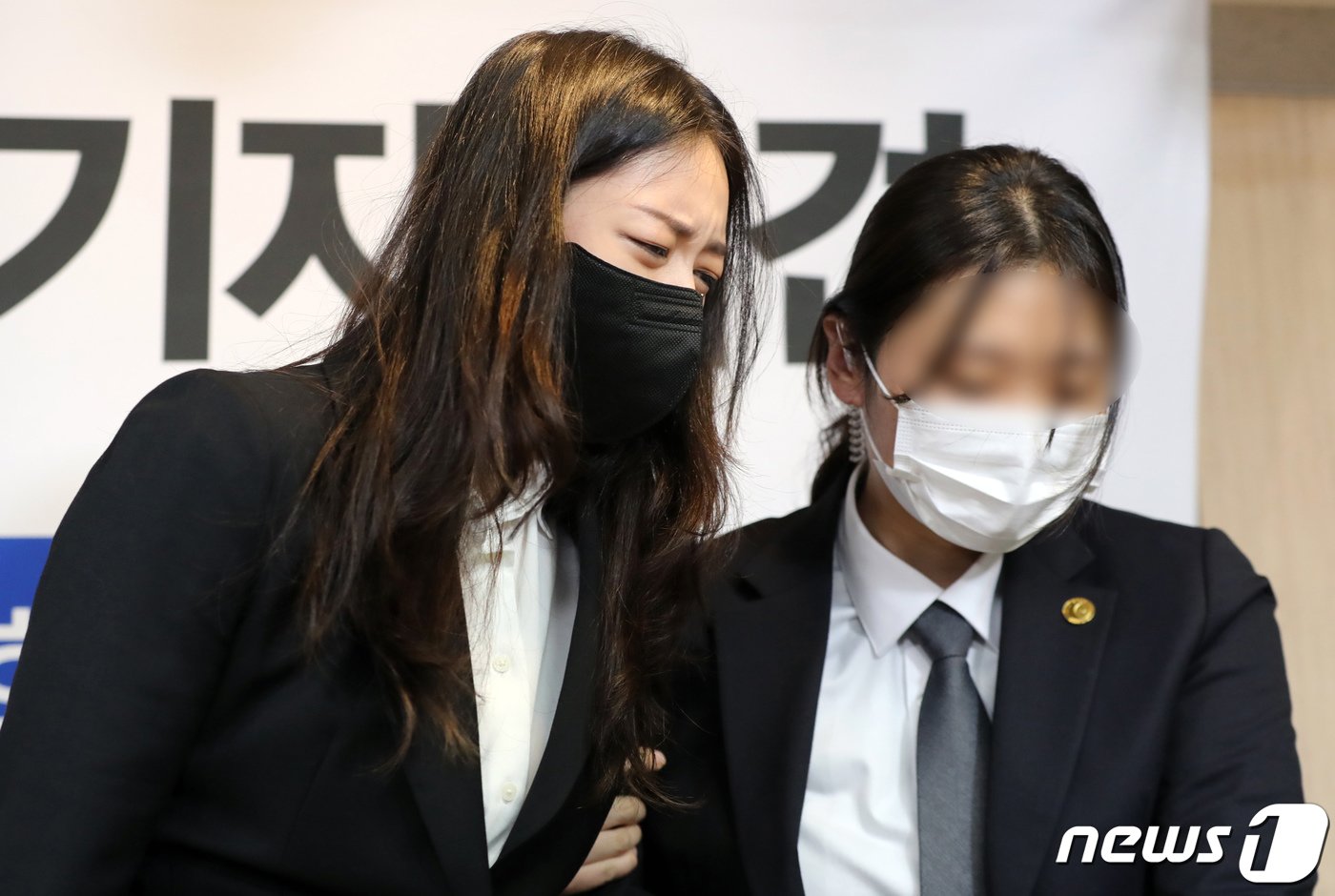 본문 이미지 - 16일 서울시 종로구 변호사회관에서 열린 &#39;JMS 교주 정명석 출소 후 성폭력 피해자 기자회견&#39;에서 영국 국적 외국인 피해자 메이플&#40;Yip Maple Ying Tung Huen&#41;씨가 발언을 마친 뒤 경호원의 부축을 받고 있다. 2022.3.16/뉴스1 ⓒ News1 장수영 기자