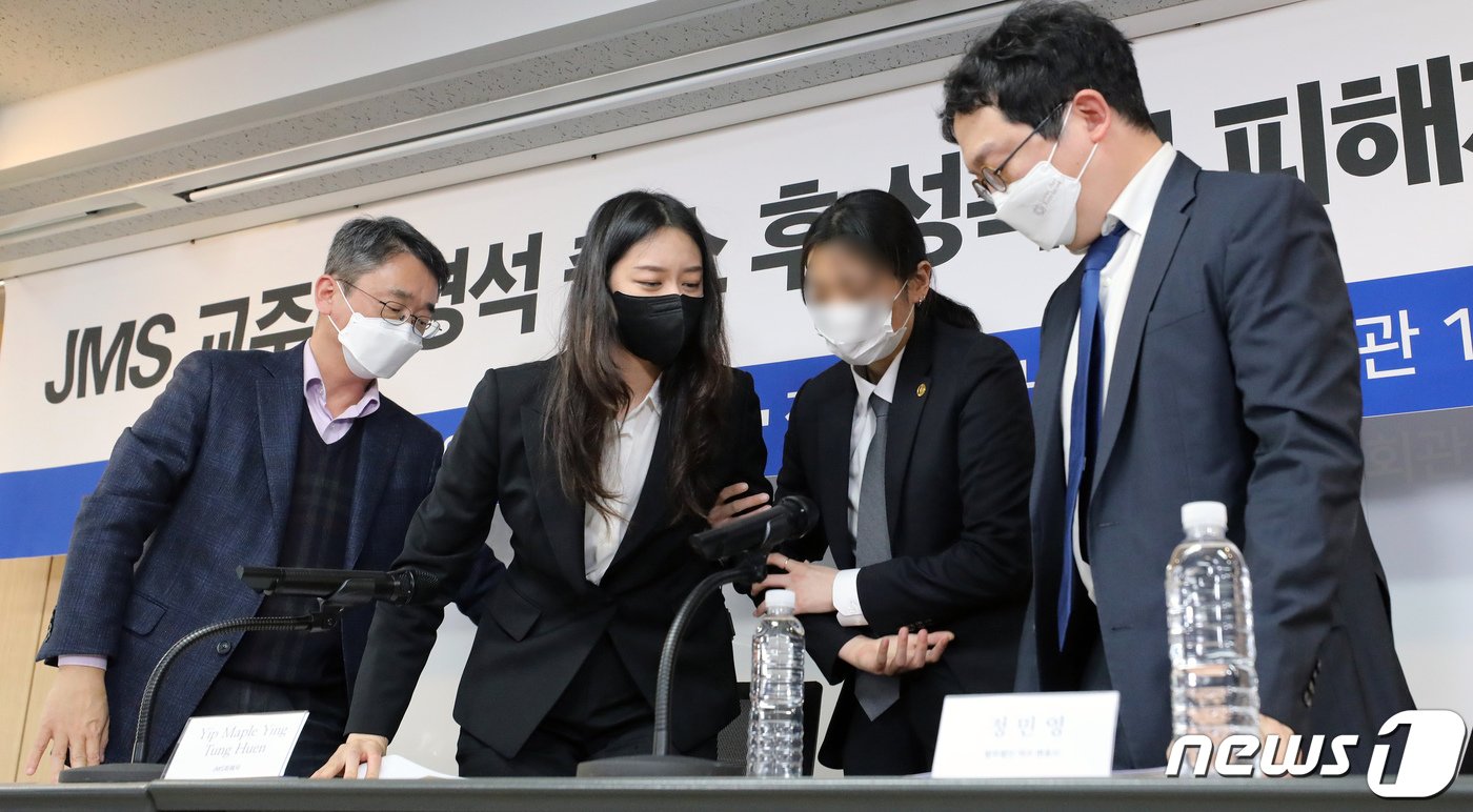 본문 이미지 - 16일 서울시 종로구 변호사회관에서 열린 &#39;JMS 교주 정명석 출소 후 성폭력 피해자 기자회견&#39;에서 영국 국적 외국인 피해자 메이플&#40;Yip Maple Ying Tung Huen&#41;씨가 발언을 마친 뒤 경호원의 부축을 받고 있다. 2022.3.16/뉴스1 ⓒ News1 장수영 기자