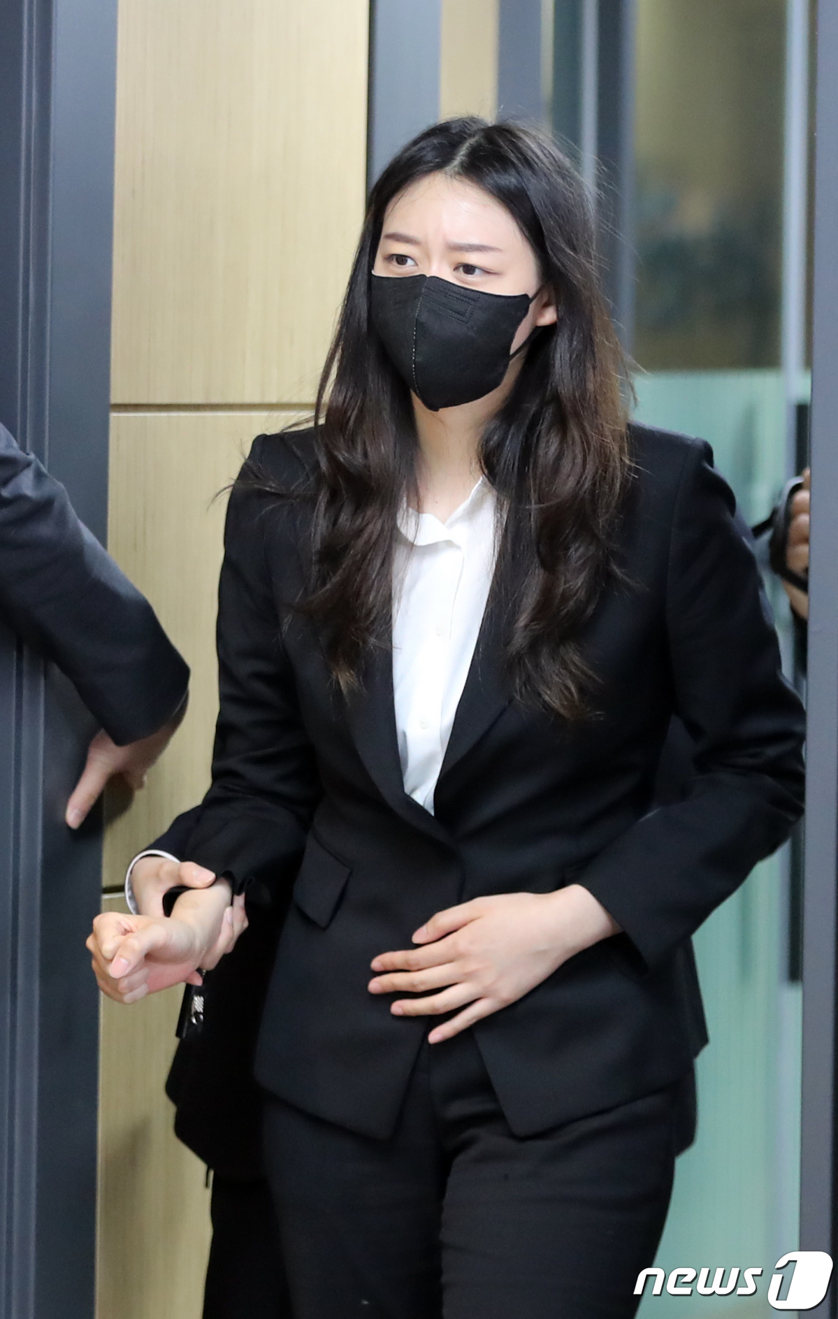 (서울=뉴스1) 장수영 기자 = 16일 서울시 종로구 변호사회관에서 열린 'JMS 교주 정명석 출소 후 성폭력 피해자 기자회견'에서 영국 국적 외국인 피해자 메이플(Yip Mapl …