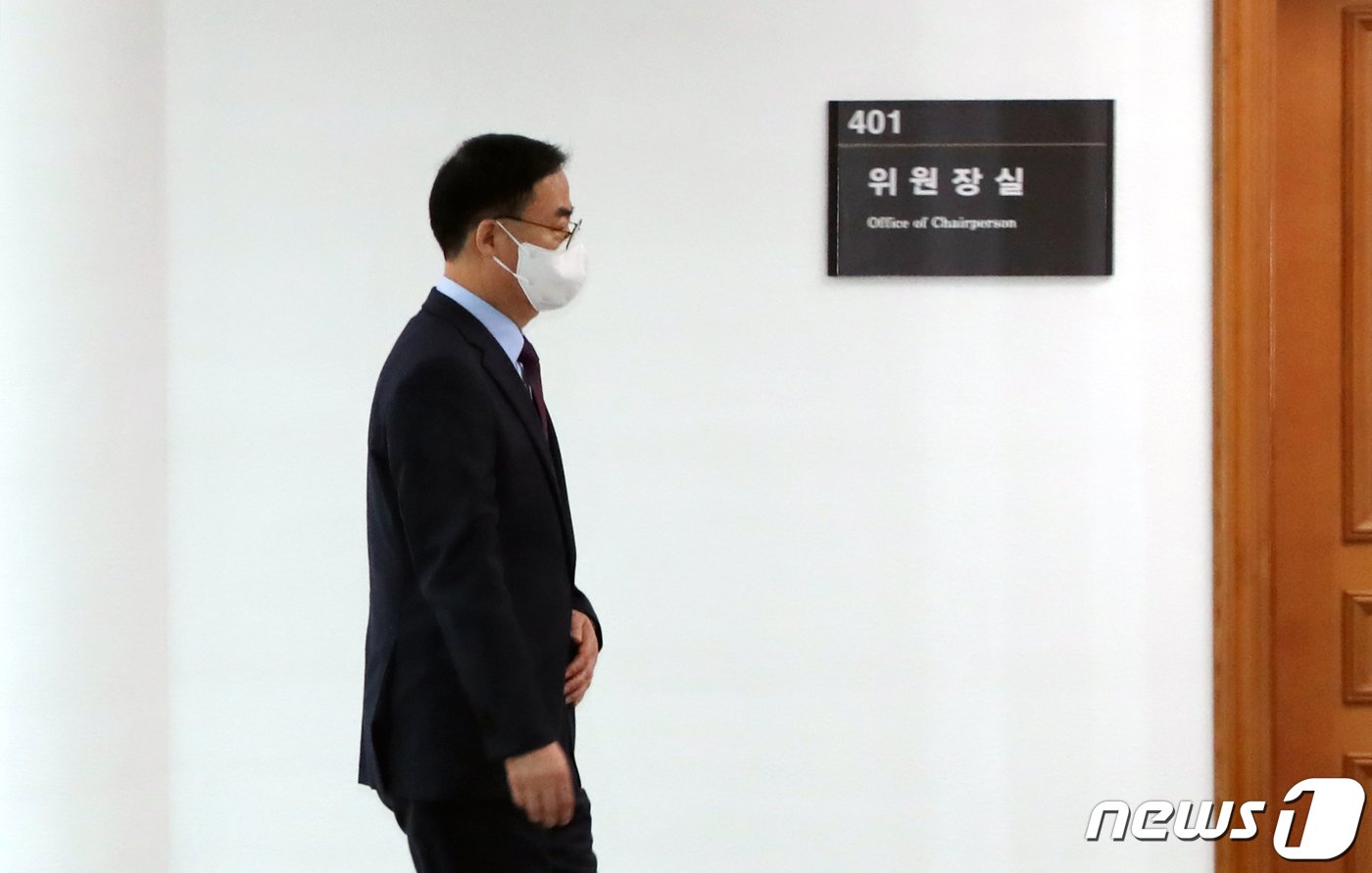 본문 이미지 - 김세환 사무총장이 17일 오전 경기 과천시 중앙선관위에서 열린 ‘중앙선관위 운영회의’를 앞두고 노정희 중앙선거관리위원회 위원장실 앞을 지나가고 있다. 이날 열린 운영회의에서는 김 사무총장의 면직 건 처리를 논의할 예정이다. 2022.3.17/뉴스1 ⓒ News1 황기선 기자