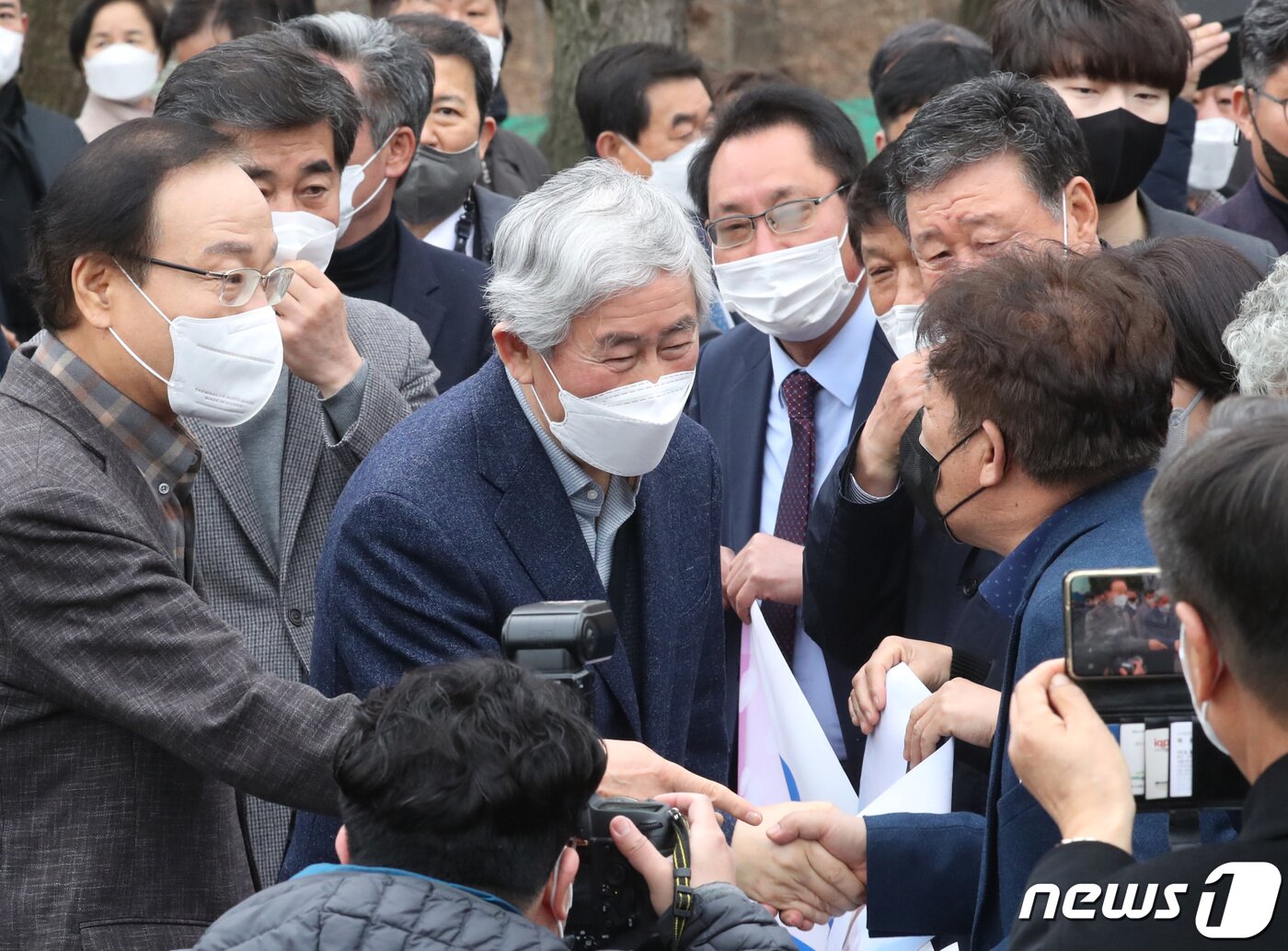 본문 이미지 - 최경환 전 경제부총리가 17일 오전 경기 안양교도소에서 가석방으로 출소하며 지지자들과 인사를 나누고 있다. 2022.3.17/뉴스1 ⓒ News1 김영운 기자