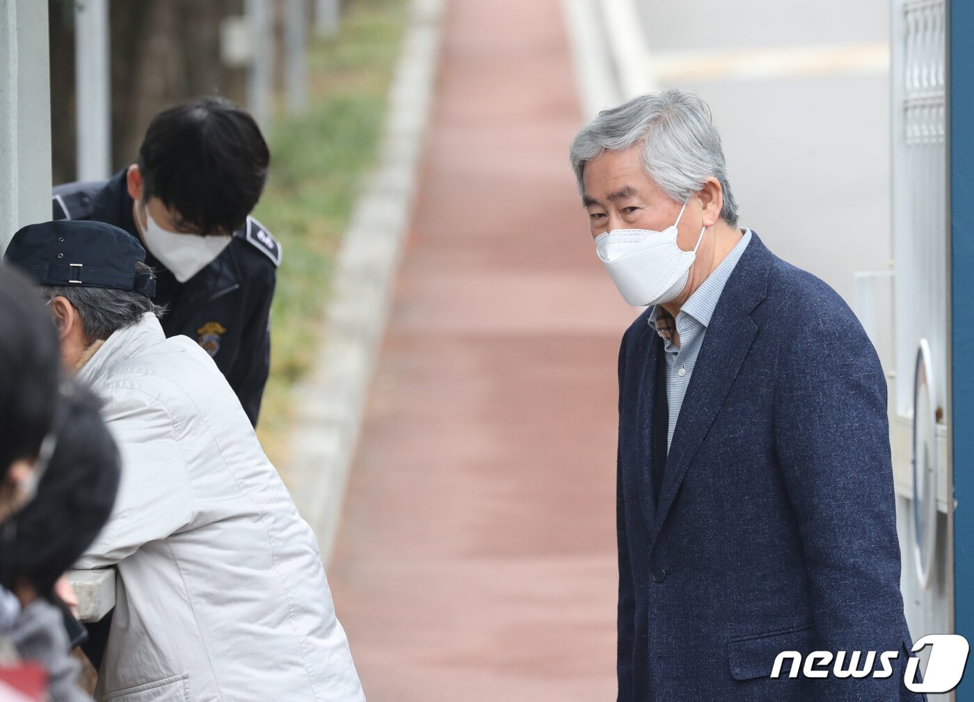 본문 이미지 - 최경환 전 경제부총리가 17일 오전 경기 안양교도소에서 가석방으로 출소하고 있다. 2022.3.17/뉴스1 ⓒ News1 김영운 기자