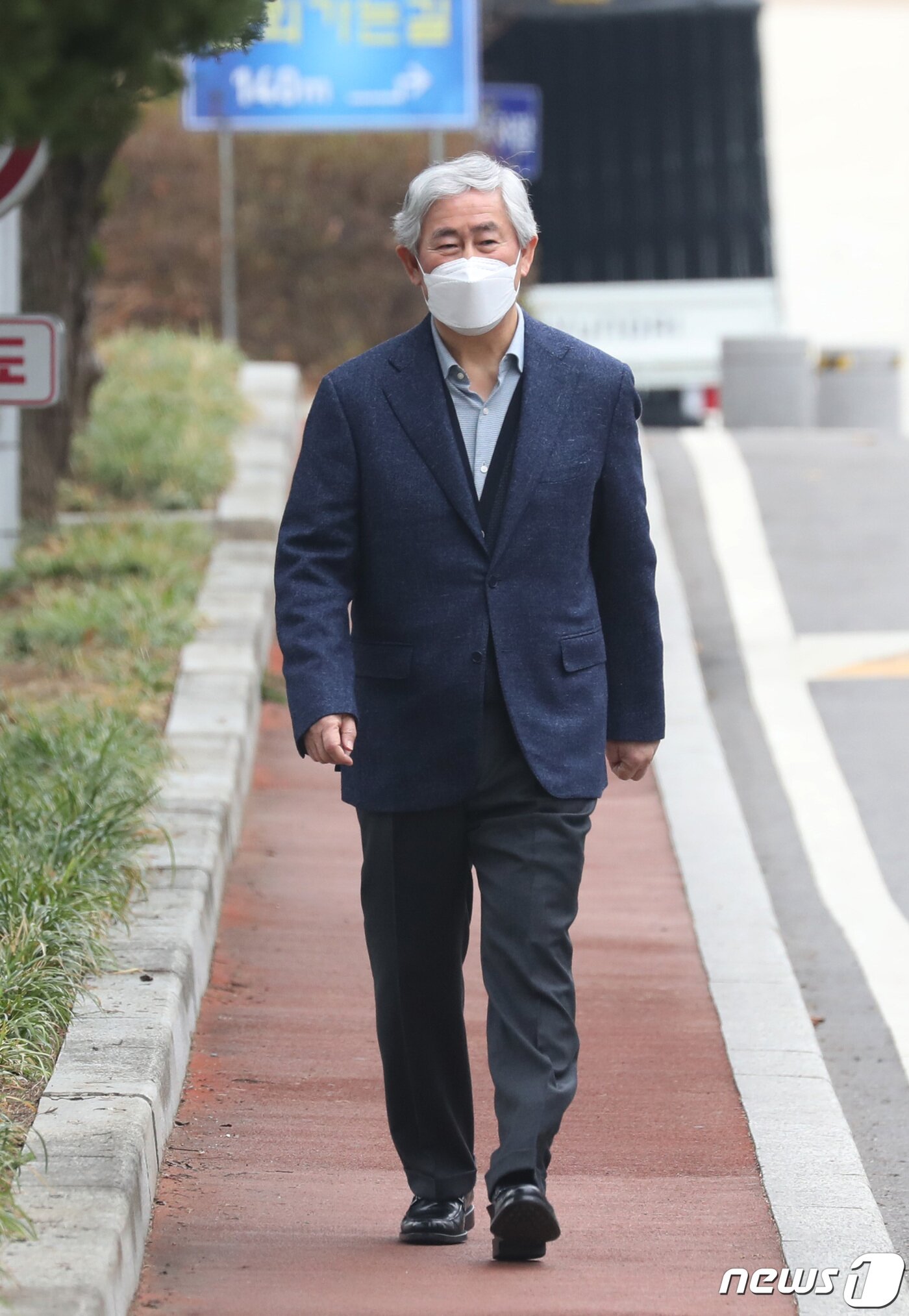 본문 이미지 - 최경환 전 경제부총리가 17일 오전 경기 안양교도소에서 가석방으로 출소하고 있다. 2022.3.17/뉴스1 ⓒ News1 김영운 기자