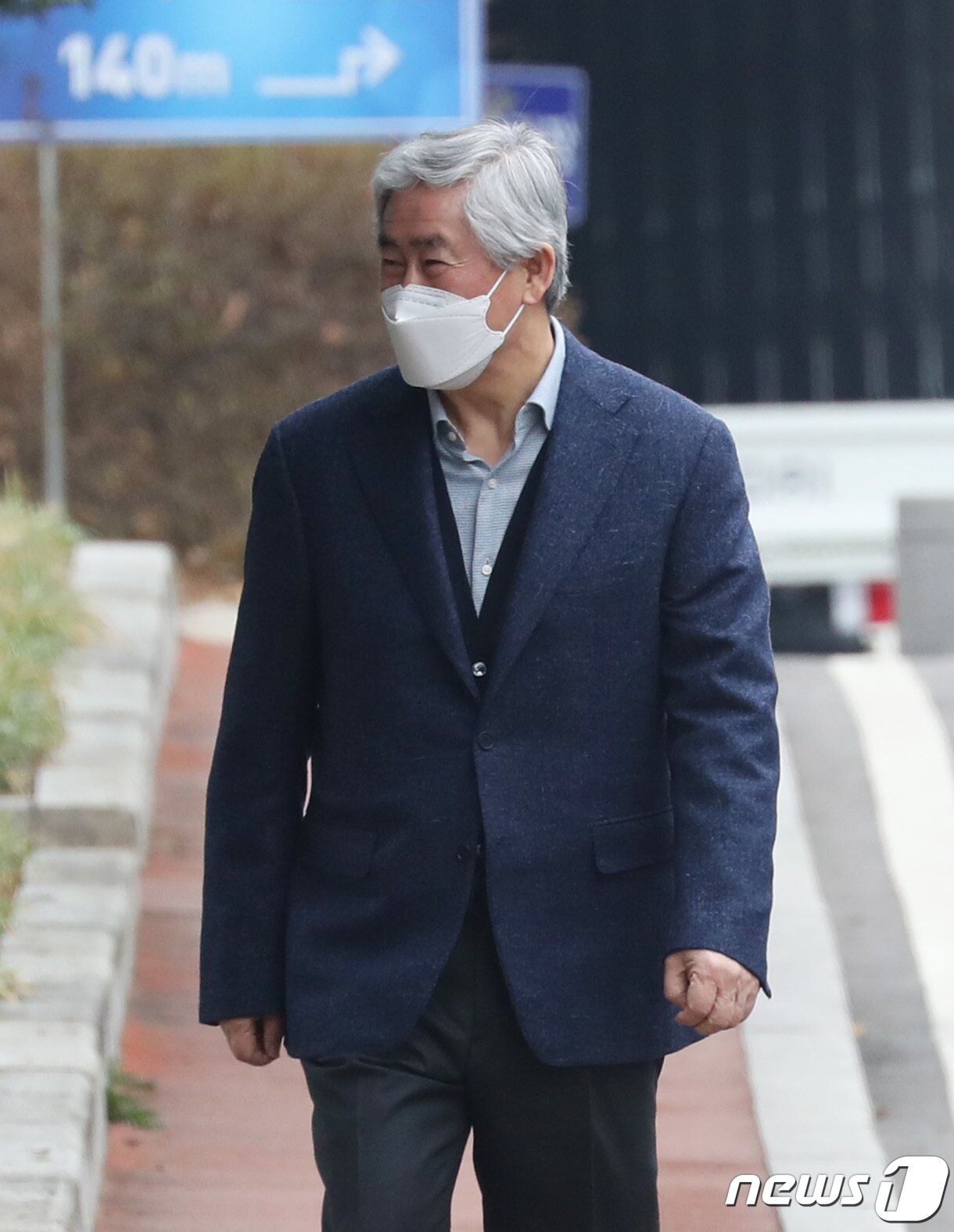 본문 이미지 - 최경환 전 경제부총리가 17일 오전 경기 안양교도소에서 가석방으로 출소하고 있다. 2022.3.17/뉴스1 ⓒ News1 김영운 기자