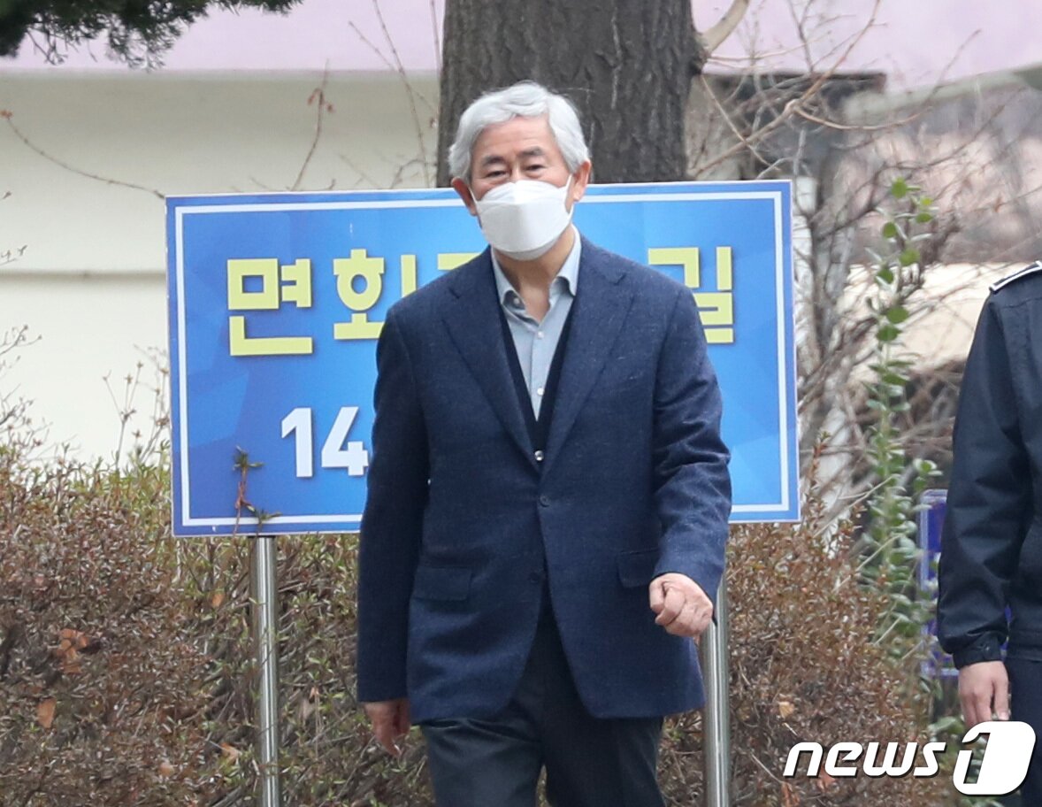 본문 이미지 - 최경환 전 경제부총리가 17일 오전 경기 안양교도소에서 가석방으로 출소하고 있다. 2022.3.17/뉴스1 ⓒ News1 김영운 기자