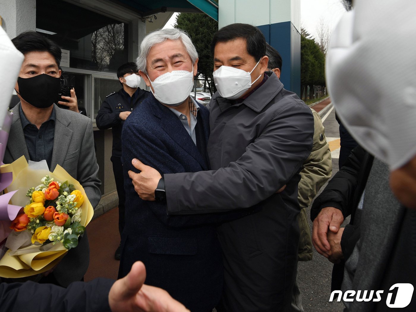 본문 이미지 - 최경환 전 경제부총리가 17일 오전 경기 안양교도소에서 가석방으로 출소하며 박대출 국민의힘 의원과 인사를 하고 있다. 2022.3.17/뉴스1 ⓒ News1 김영운 기자
