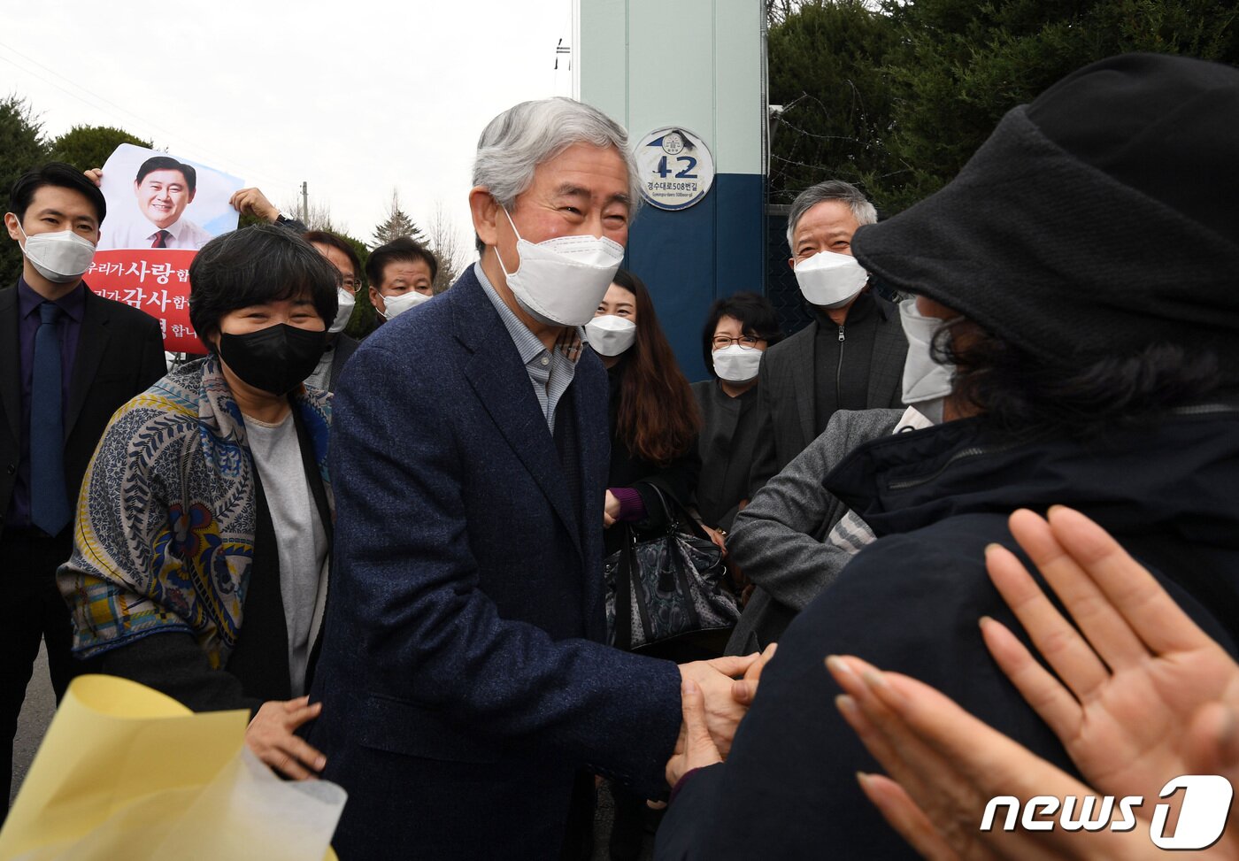 본문 이미지 - 최경환 전 경제부총리가 17일 오전 경기 안양교도소에서 가석방으로 출소하며 지지자들과 인사를 나누고 있다. 2022.3.17/뉴스1 ⓒ News1 김영운 기자