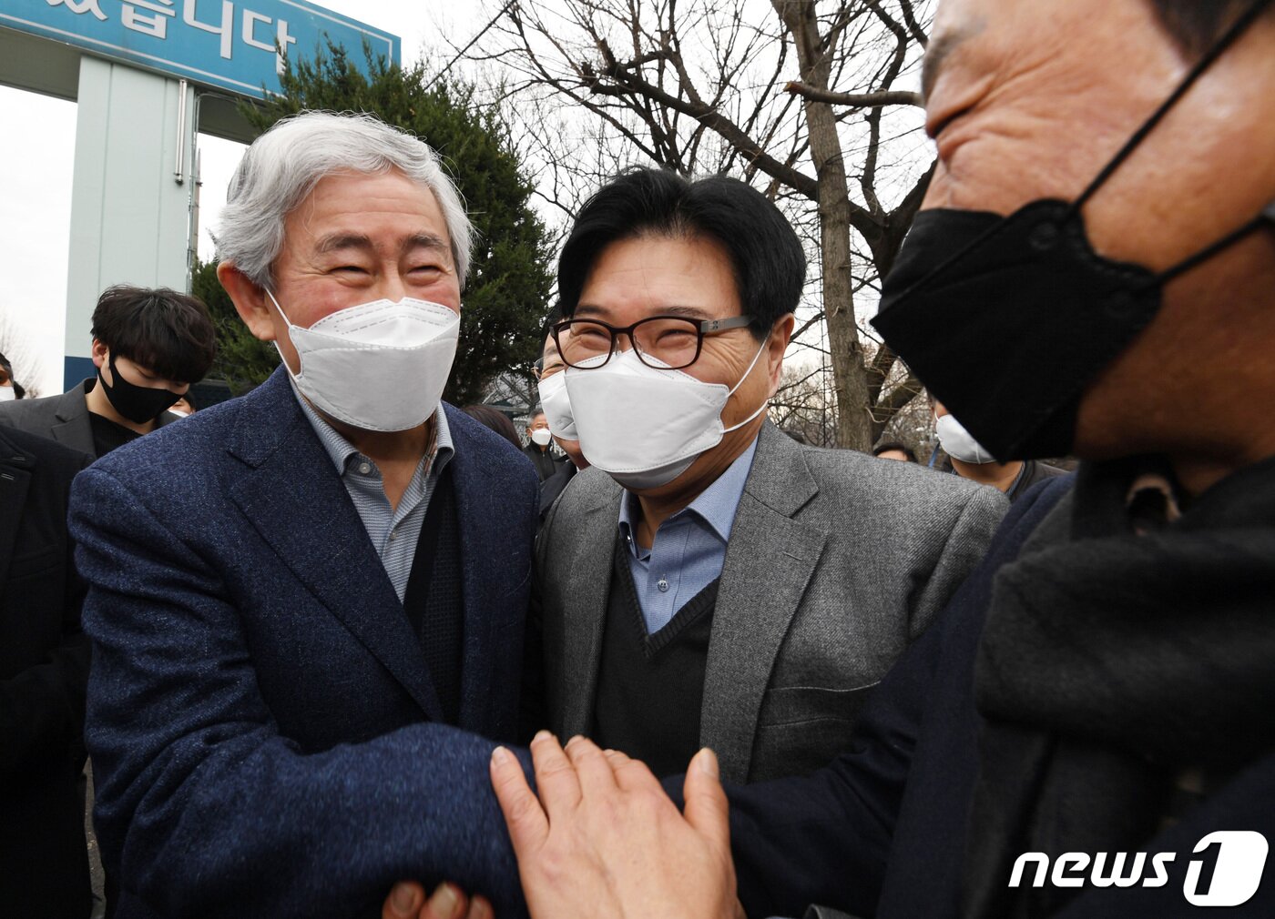 본문 이미지 - 최경환 전 경제부총리가 17일 오전 경기 안양교도소에서 가석방으로 출소하며 홍문종 친박신당 대표와 인사를 하고 있다. 2022.3.17/뉴스1 ⓒ News1 김영운 기자