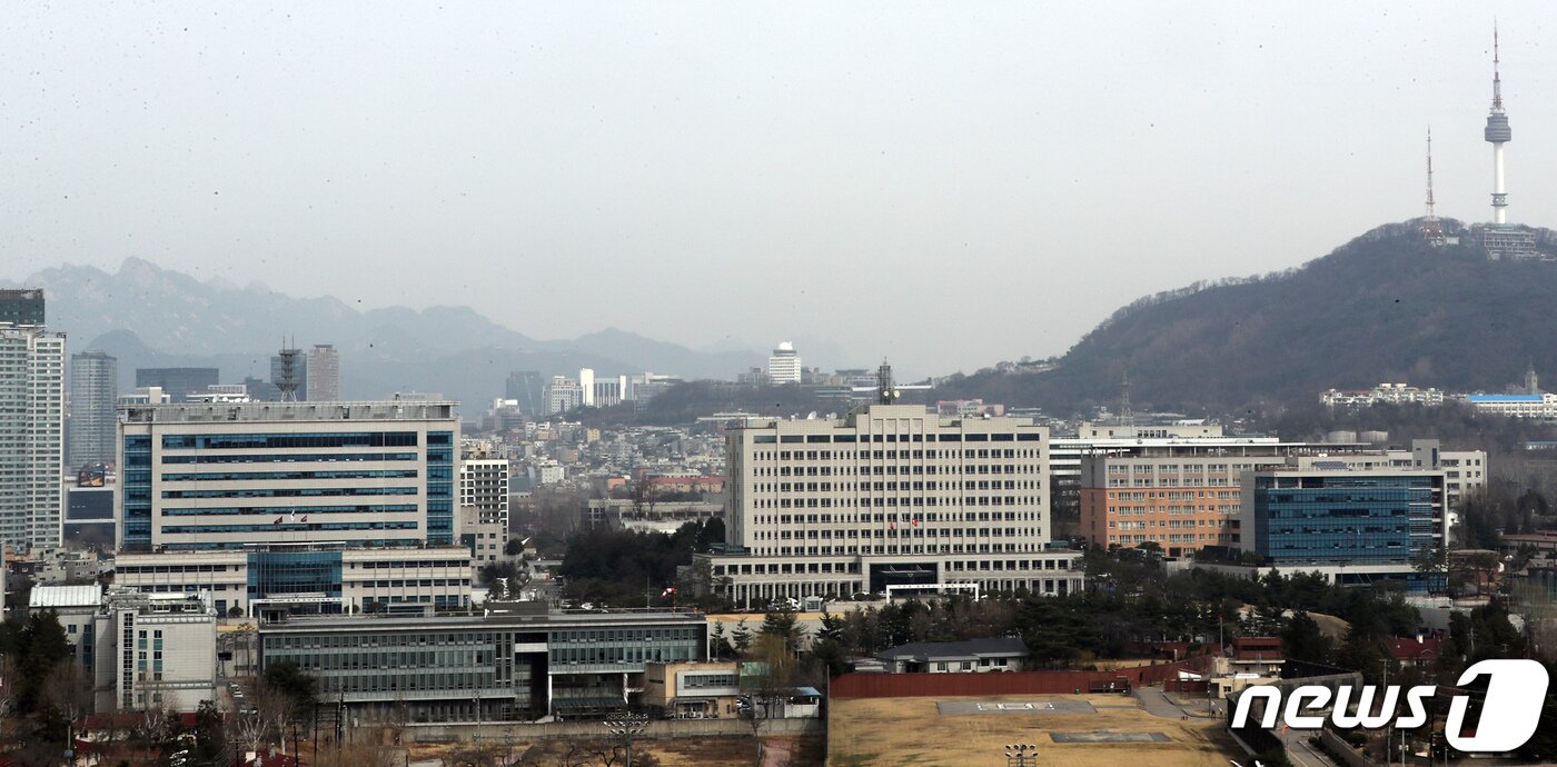 본문 이미지 - 윤석열 대통령 당선인이 대통령 집무실을 청와대에서 서울 용산 국방부 신청사로 이전하는 방안을 사실상 확정한 것으로 17일 전해졌다. 사진은 이날 국방부 신청사 모습. 윤 당선인은 이날 오후 5시 안철수 인수위원장과 회의에서 용산 국방부 청사로의 이전을 확정할 가능성이 있는 것으로 전해졌다. 2022.3.17/뉴스1 ⓒ News1 장수영 기자