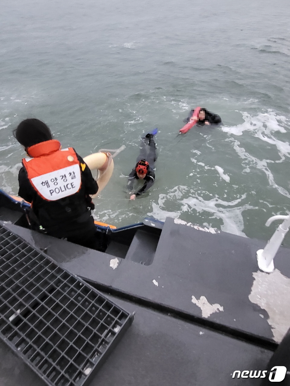 (인천=뉴스1) 박아론 기자 = 17일 오전 6시13분께 인천시 옹진군 대무의도 바다 위에서 20대 남성 A씨가 "바다에 빠졌다"면서 신고를 접수해 해경에 구조되고 있다.(인천해양 …