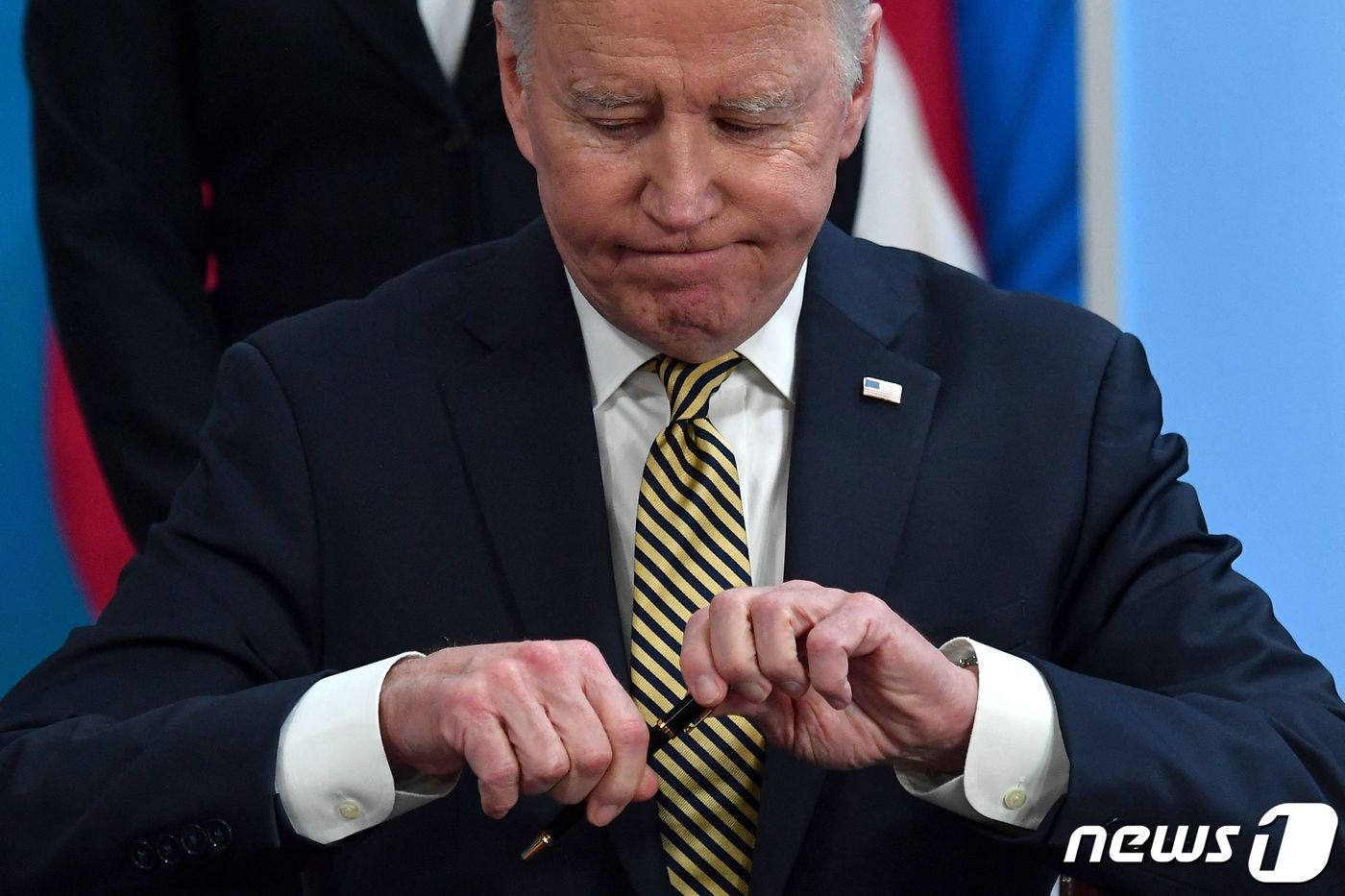 본문 이미지 - 조 바이든 미국 대통령이 16일 백악관에서 1조원 규모의 우크라이나 군사 지원 법안에 서명하고 있다. ⓒ AFP=뉴스1 