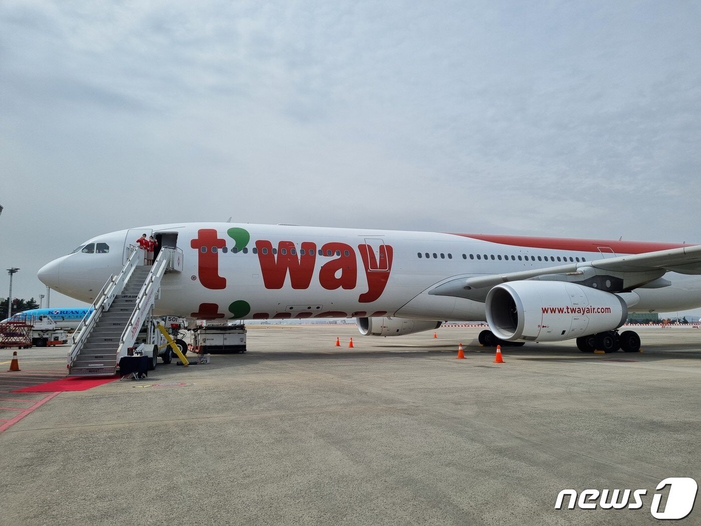 본문 이미지 - 티웨이항공의 첫 대형기 'A330-300' ⓒ 뉴스1