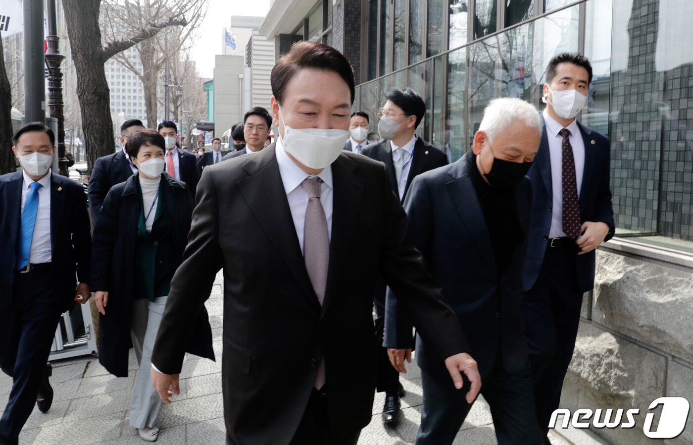 본문 이미지 - 윤석열 대통령 당선인이 17일 서울 종로구 통의동 금융감독원 연수원에 마련된 집무실에서 점심을 먹기 위해 김한길 국민통합위원회 위원장, 장제원 비서실장, 김은혜 대변인과 함께 식당으로 이동하고 있다. 2022.3.17/뉴스1 ⓒ News1 국회사진취재단