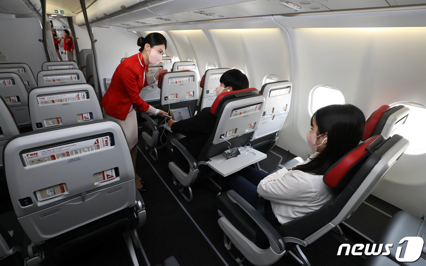 (서울=뉴스1) 공항사진기자단 = 티웨이항공이 최장 1만 킬로미터까지 운항할 수 있는 A330-300기를 도입해 17일 김포국제공항에서 공개했다. 347석 규모의 A330-300은 …