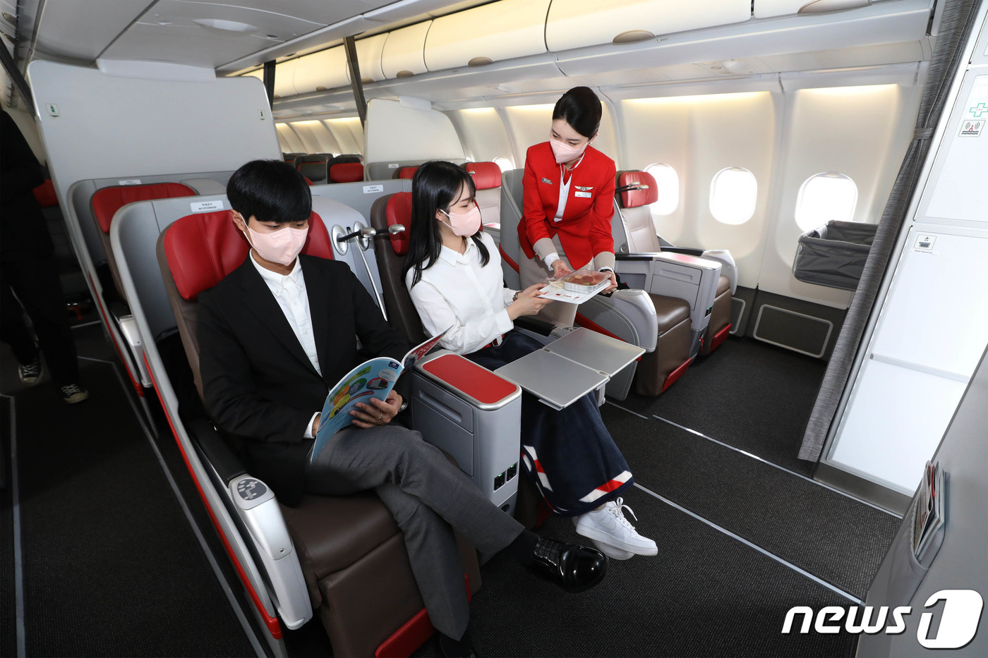 (서울=뉴스1) 공항사진기자단 = 티웨이항공이 최장 1만 킬로미터까지 운항할 수 있는 A330-300기를 도입해 17일 김포국제공항에서 공개했다. 347석 규모의 A330-300은 …