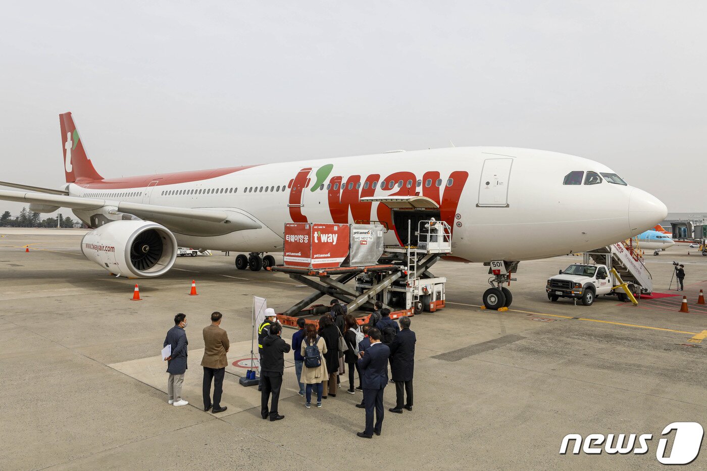 본문 이미지 - 티웨이항공이 최장 1만km까지 운항할 수 있는 A330-300기를 2022년 3월 도입해 김포국제공항에서 공개한 모습. 347석 규모의 A330-300은 중장거리 노선 운항에 적합한 기종이다. 2022.3.17/뉴스1 ⓒ News1 공항사진기자단