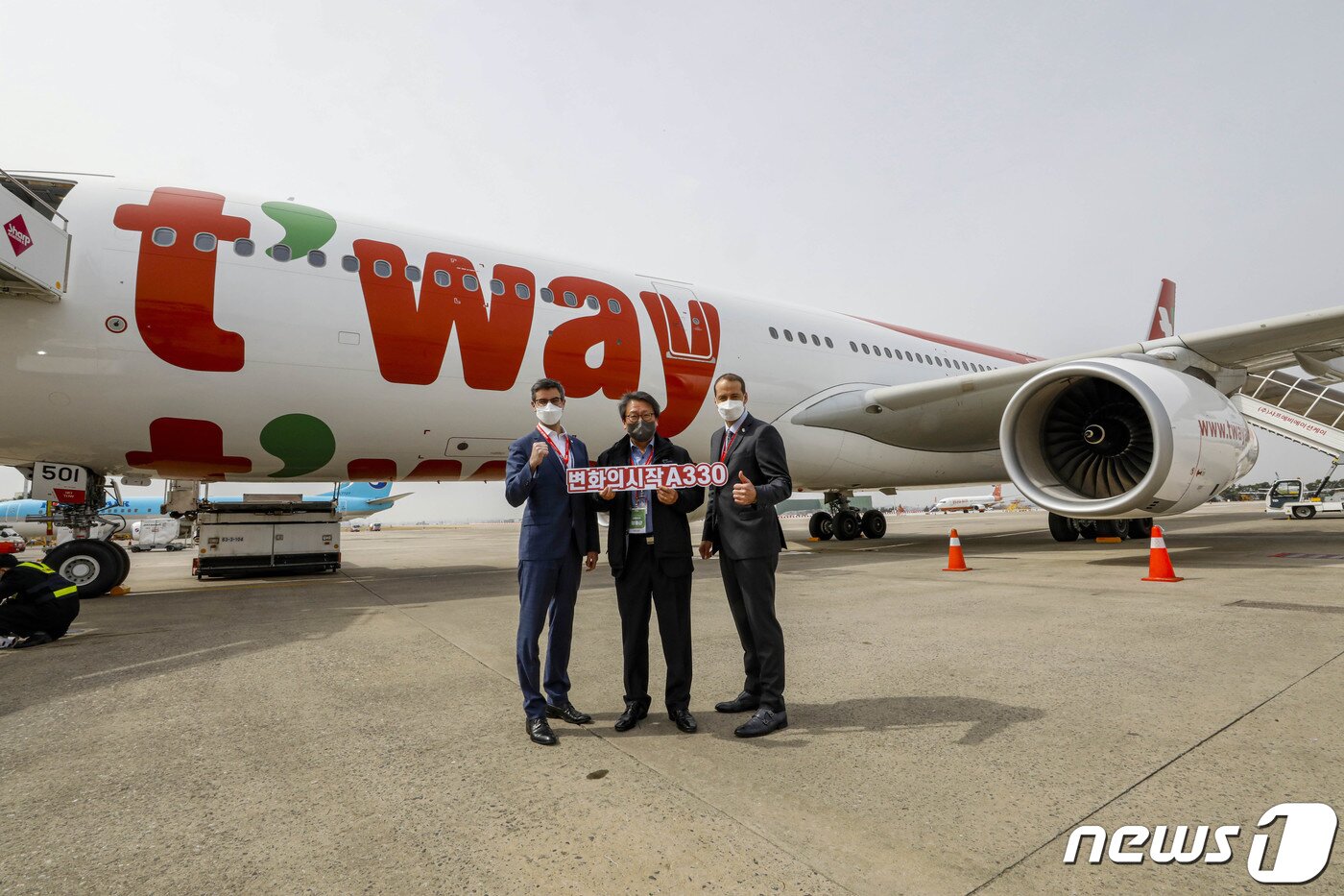 본문 이미지 - 티웨이항공사가 17일 서울 강서구 김포국제공항 주기장에서 에어버스의 A330기종 도입 기념 'CHANGE BEGINS with A330' 미디어데이 행사를 진행하고 있다. 2022.3.17/뉴스1 ⓒ News1 공항사진기자단