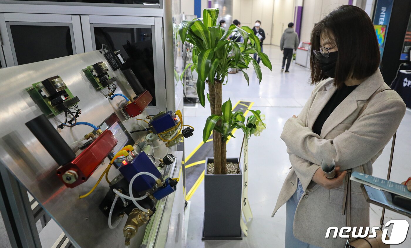 본문 이미지 - 지난 3월 개최된 xEV 트렌드 코리아 2022에서 한 관람객이 참가업체 부스에 마련된 전기차 배터리 관련 기술들을 살펴보고 있다. 2022.3.17/뉴스1 ⓒ News1 성동훈 기자