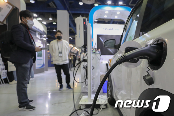 서울 강남구 코엑스B홀에서 열린 xEV 트렌드 코리아 2022에서 관람객들이 참가업체 부스에 마련된 전기차 충전 시스템을 살펴보고 있다. © News1 성동훈 기자