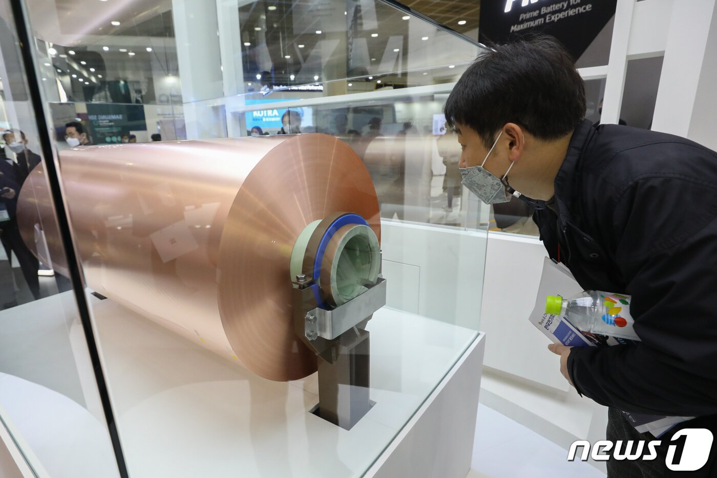 본문 이미지 - 17일 오후 서울 강남구 코엑스에서 열린 2022 인터배터리 전시회에서 관람객들이 전시된 동박을 살펴보고 있다.  2022.3.17/뉴스1 ⓒ News1 성동훈 기자