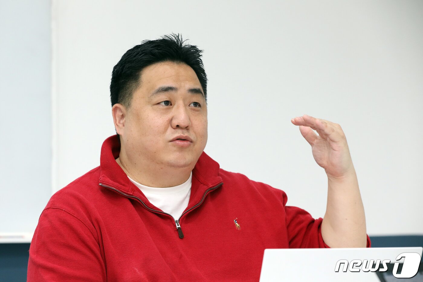 본문 이미지 - 장두영 쿼터백 그룹 대표가 17일 서울 영등포구 여의도 쿼터백 그룹 사무실에서 뉴스1과 인터뷰를 하고 있다. 2022.3.17/뉴스1