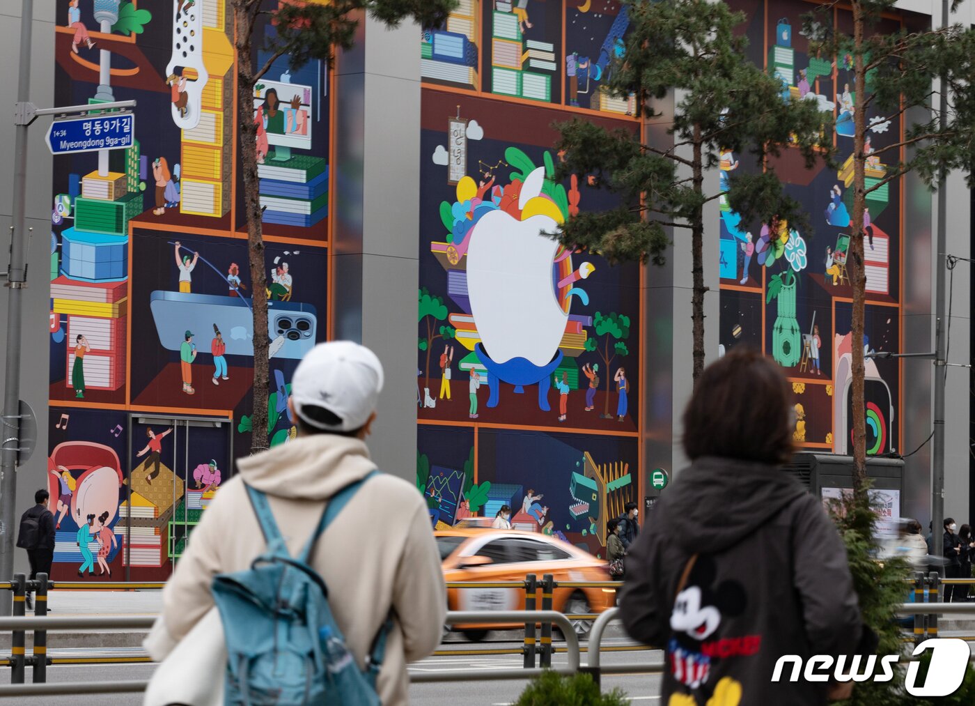 본문 이미지 - 17일 오후 서울 중구 명동에 개점을 앞둔 애플스토어 3호점 앞으로 시민들이 길을 거닐고 있다. 2022.3.17/뉴스1 ⓒ News1 이재명 기자