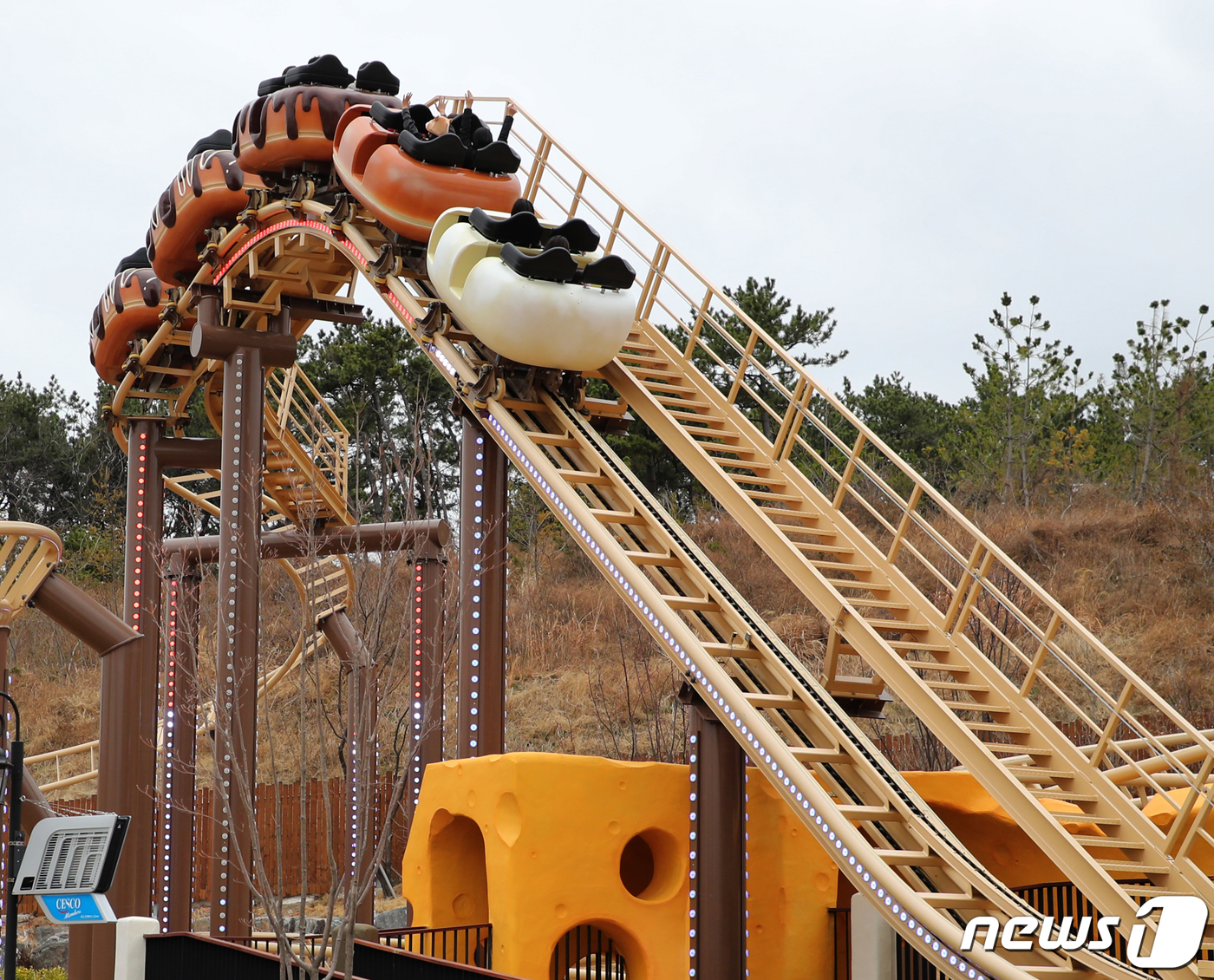 (부산=뉴스1) 김영훈 기자 = 17일 부산 기장군 롯데월드 어드벤처 부산에서 열린 파크 투어에서 시민들이 놀이기구를 즐기고 있다.롯데월드 부산은 이달 31일 정식 개장을 앞두고 …