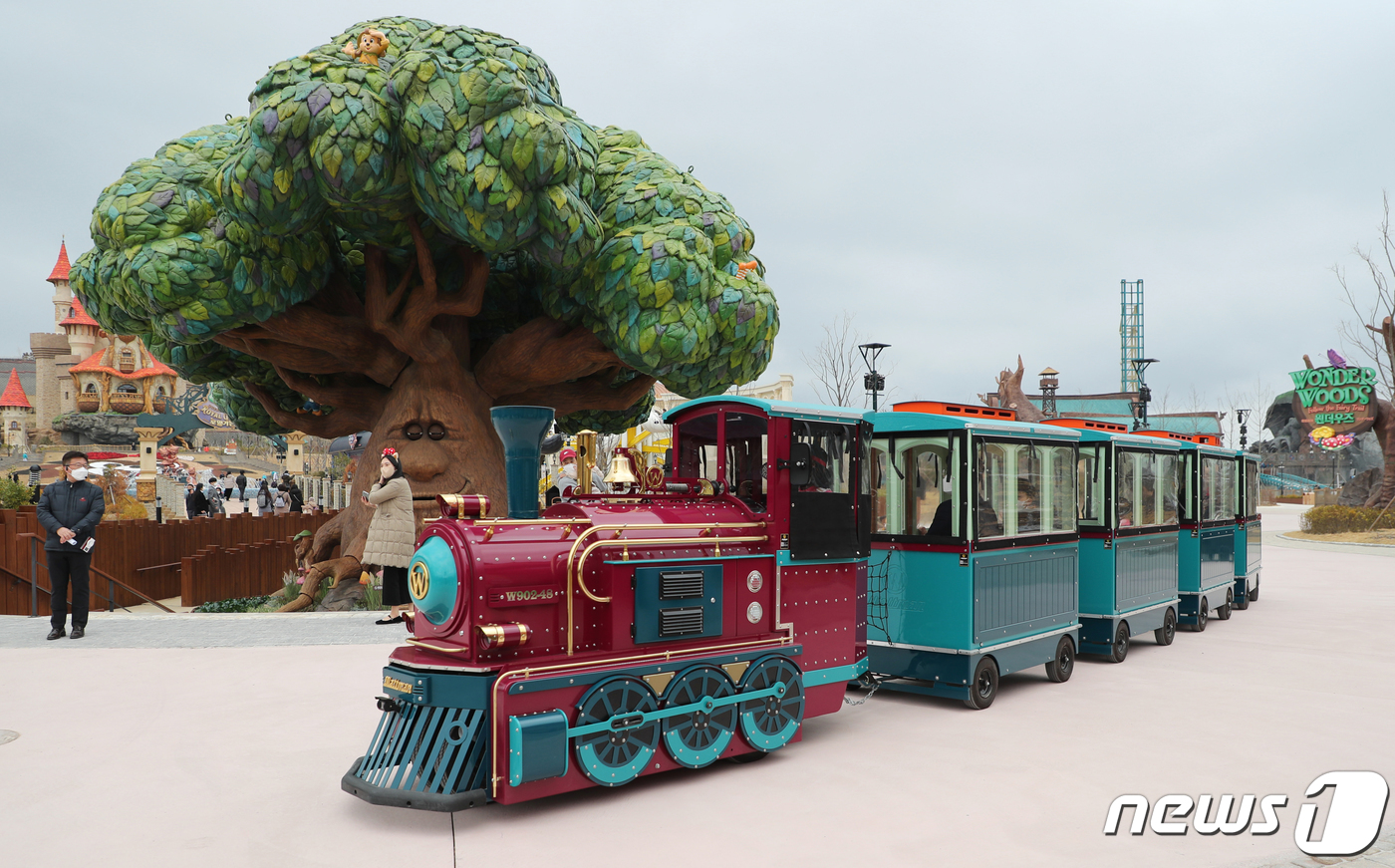 (부산=뉴스1) 김영훈 기자 = 17일 부산 기장군 롯데월드 어드벤처 부산에 위치한 토킹트리 앞으로 캔디트레인이 지나가고 있다 롯데월드 부산은 이달 31일 정식 개장을 앞두고 있다 …